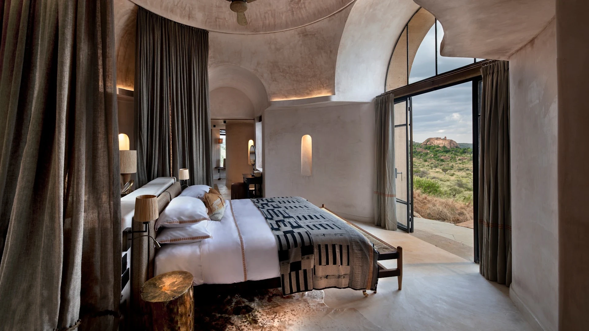 KE-Suyian-Lodge-Suite-bedroom.webp