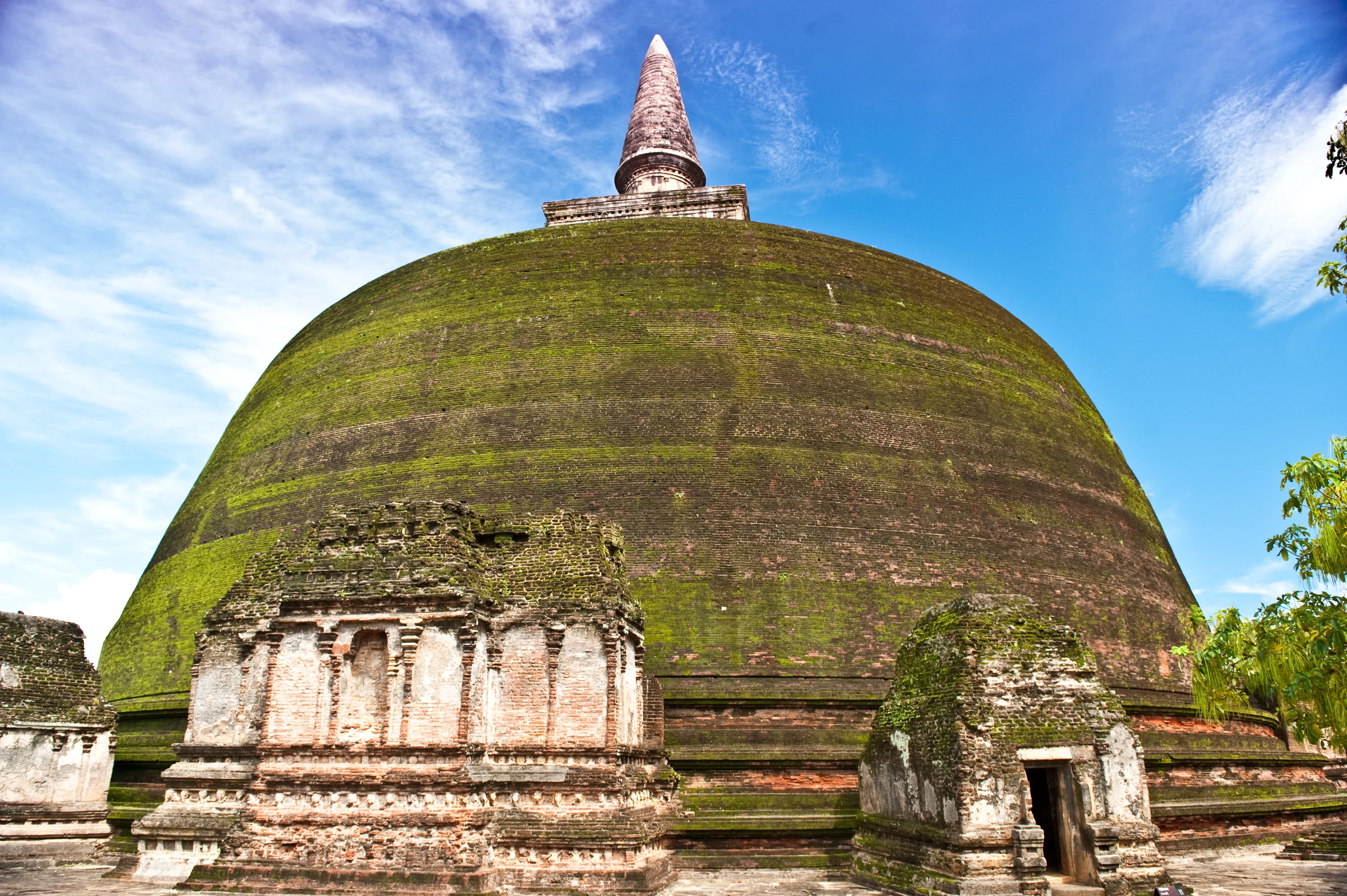 LK-Anuradhapura-Vrouwenhof Dome.webp