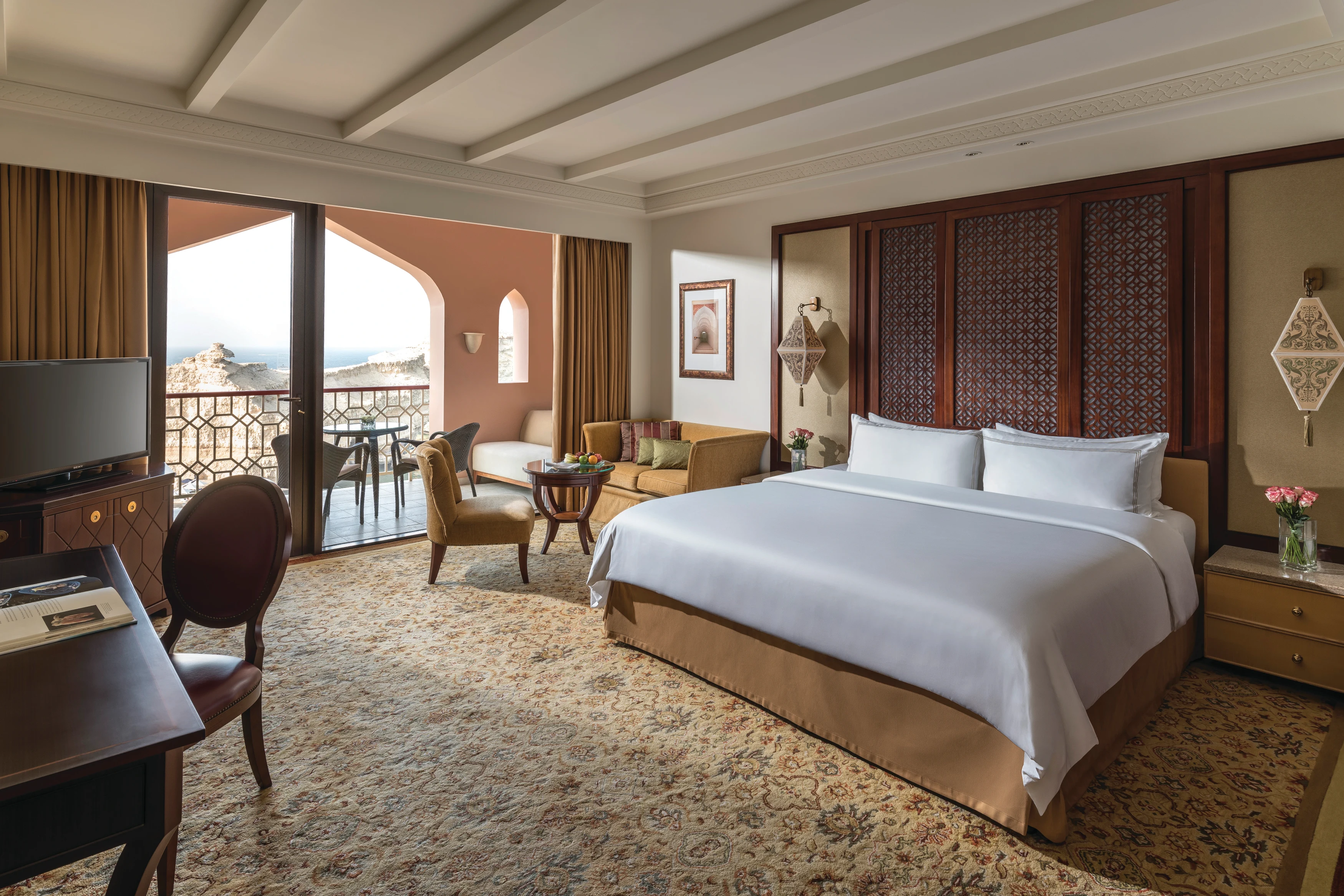 OM - Shangri-La Al Husn Resort & Spa - Deluxe King Room.webp