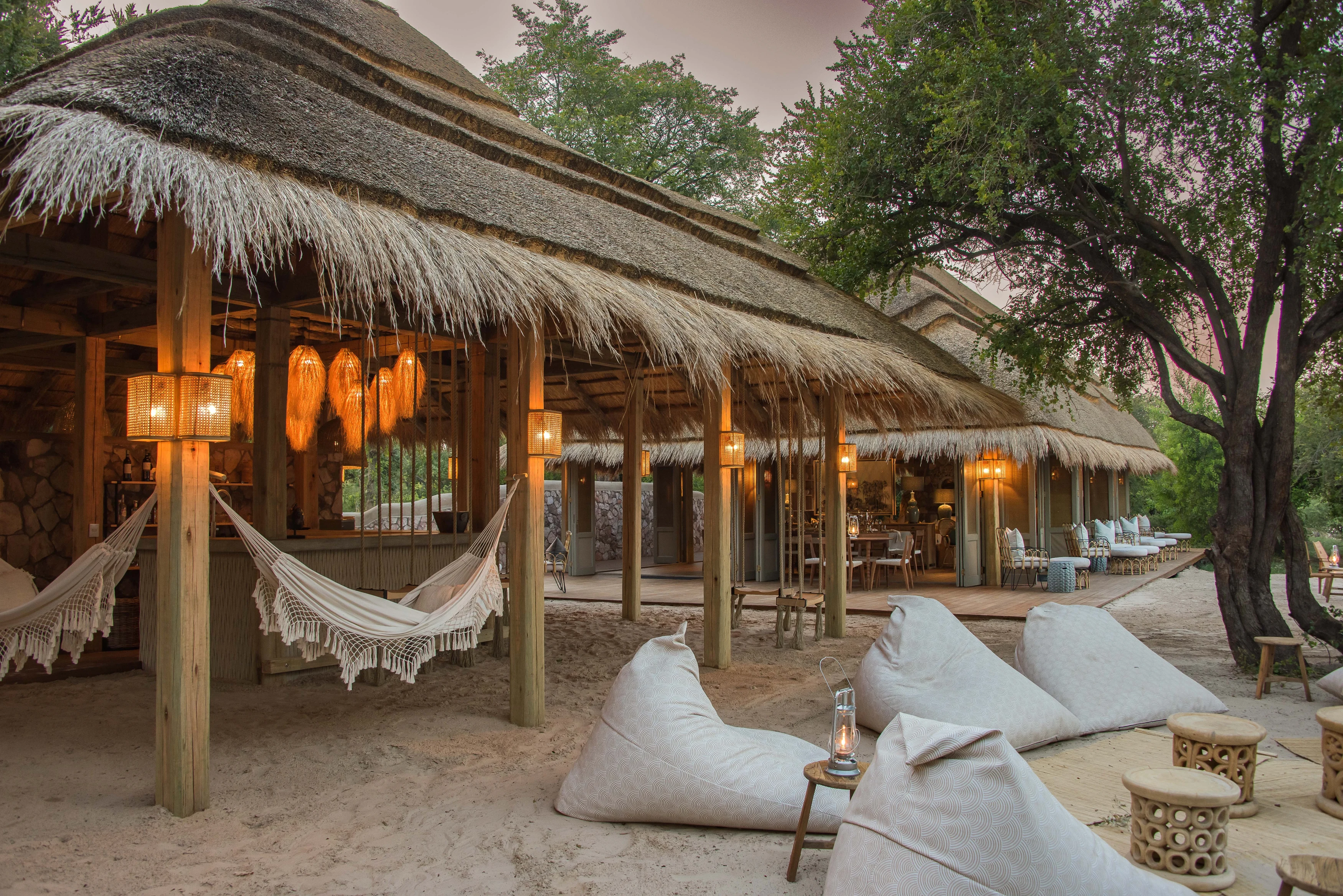 ZW-Mpala Jena-bar en lounge area.webp
