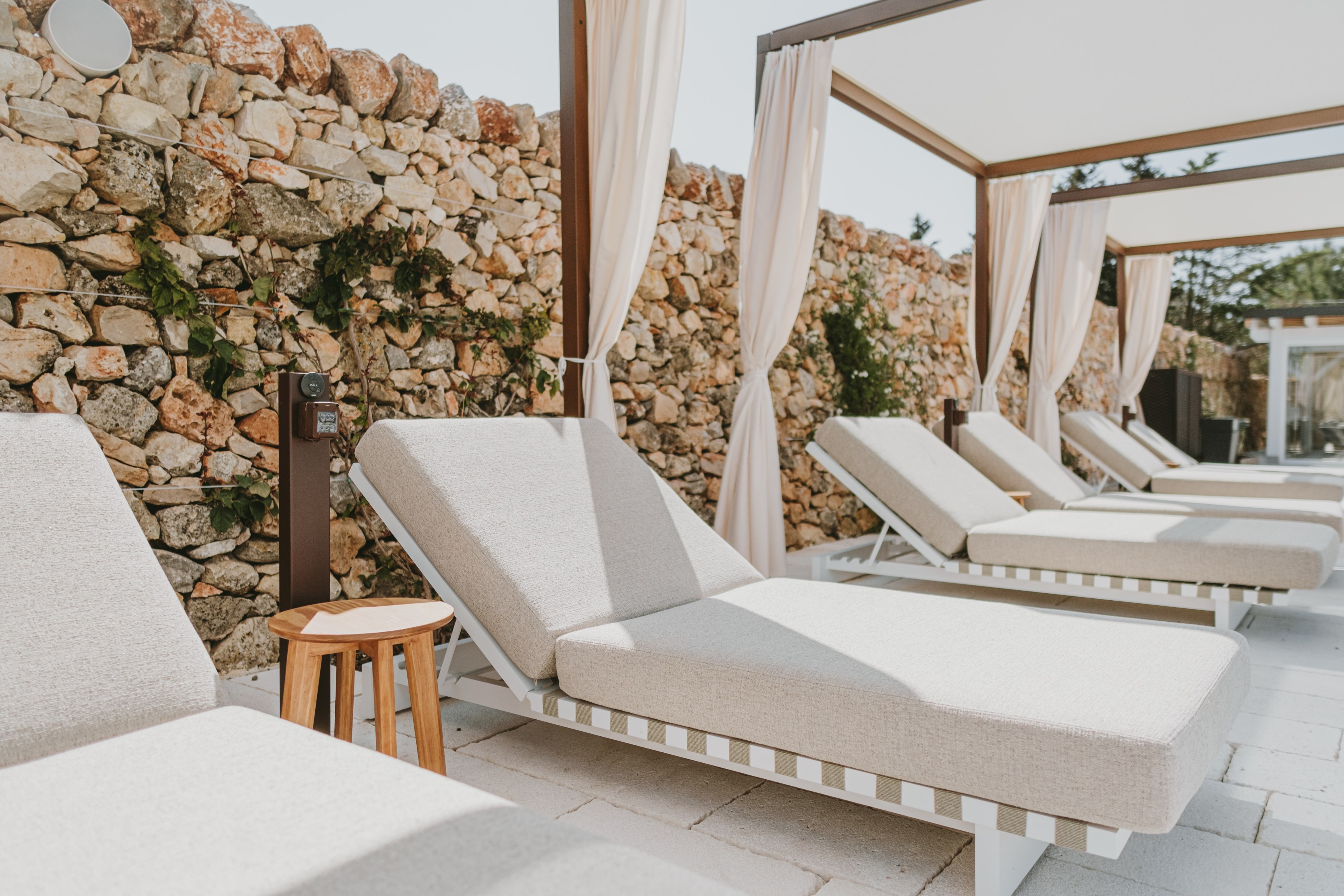IT-Accommodatie-Corsano-beds by pool.jpg