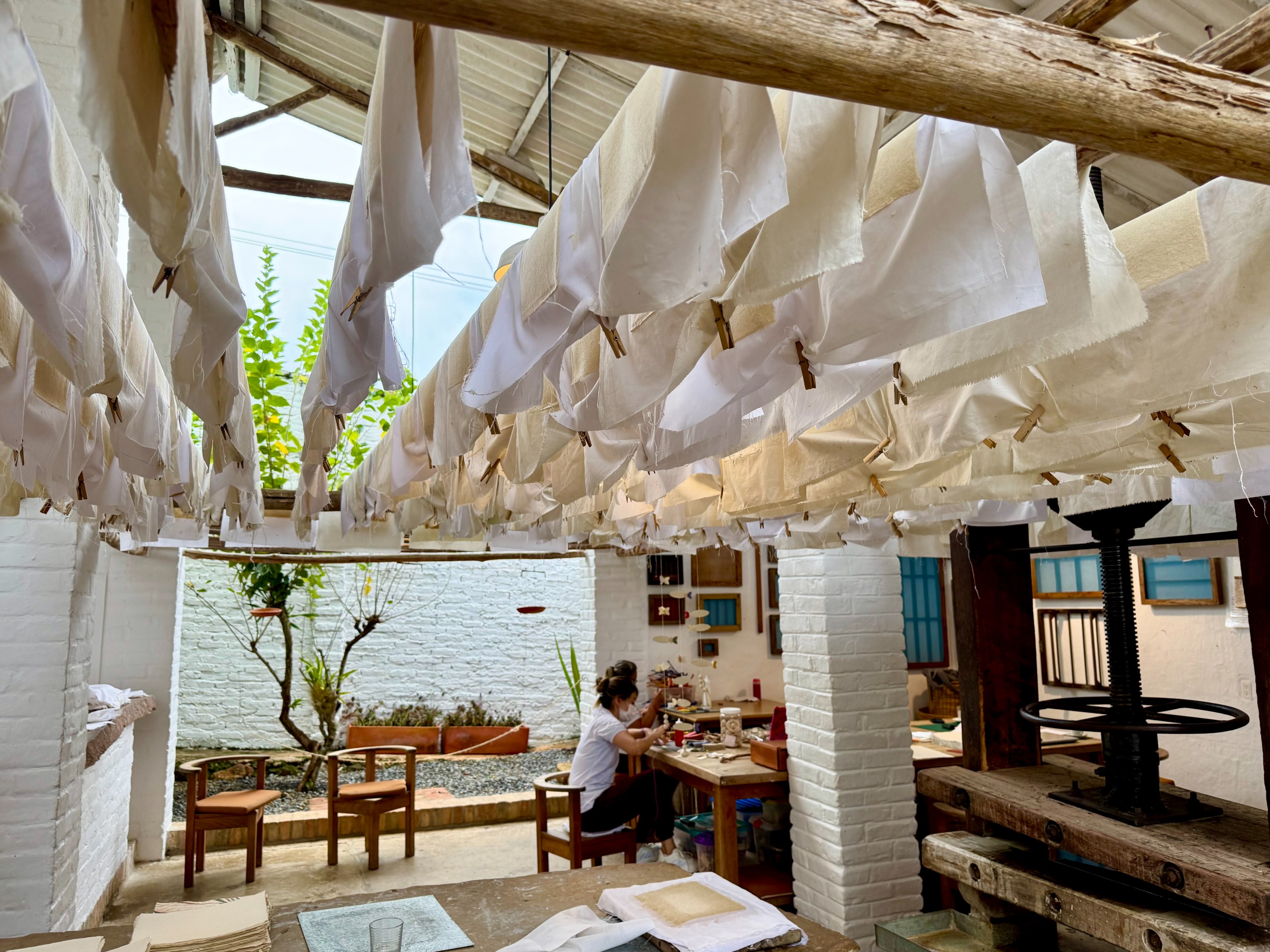 CO-excursie-Barichara-papierfabriek.jpg