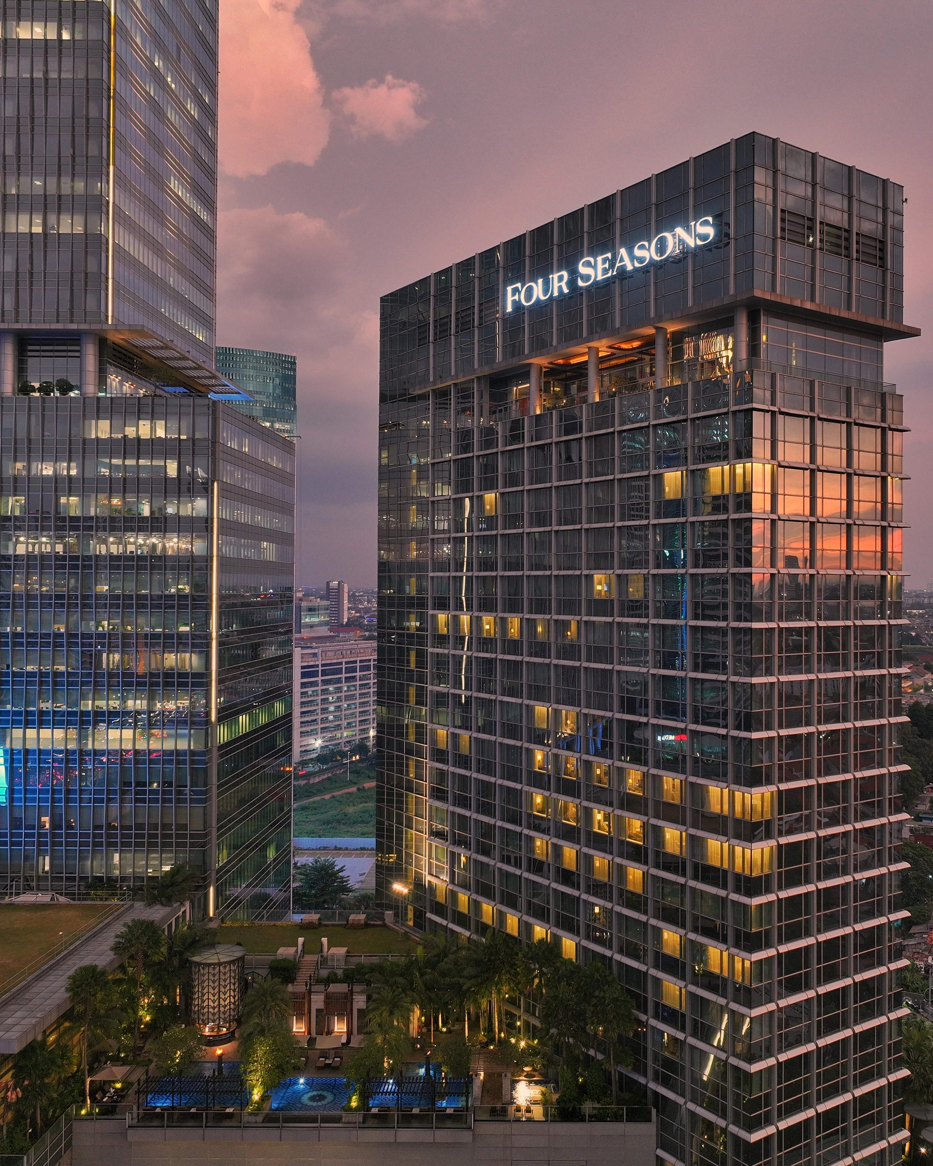 ID-Accommodatie-Four-Seasons-Jakarta-Exterior-Dark.webp