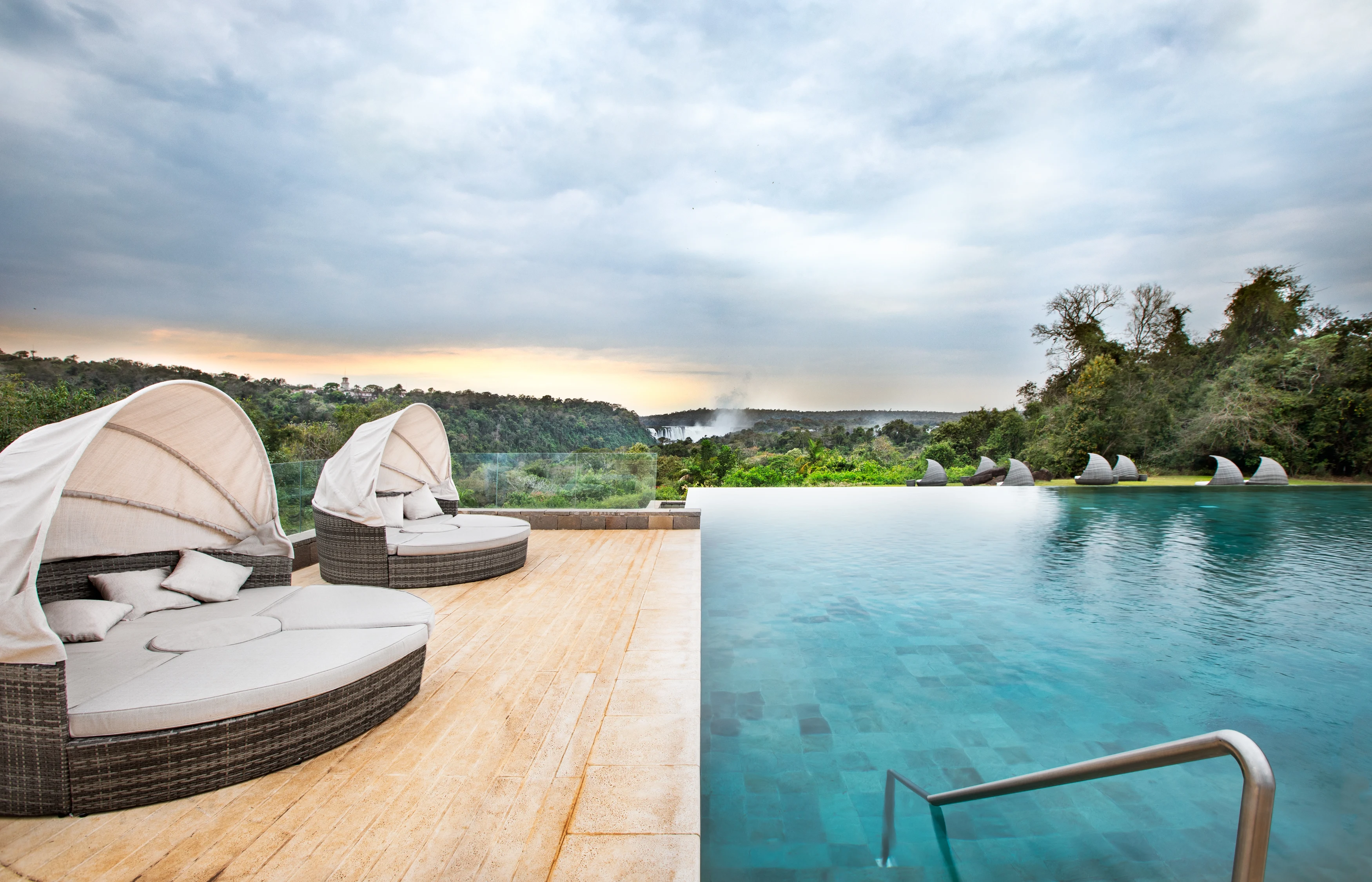 AR-Melia Iguazú Piscina 1.webp