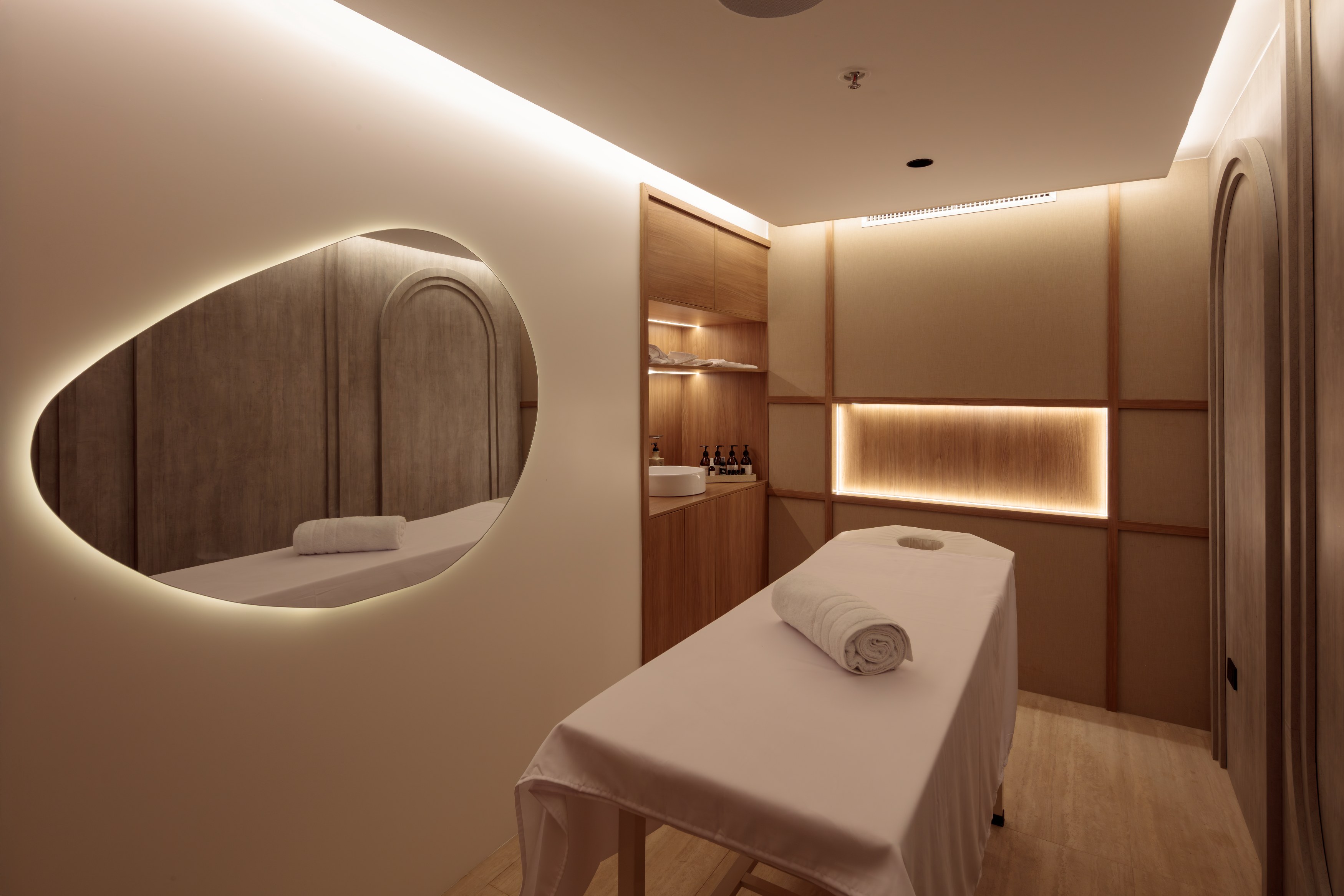 EC-Accommodatie-Hermes-Catamaran-Massage-Room.jpg