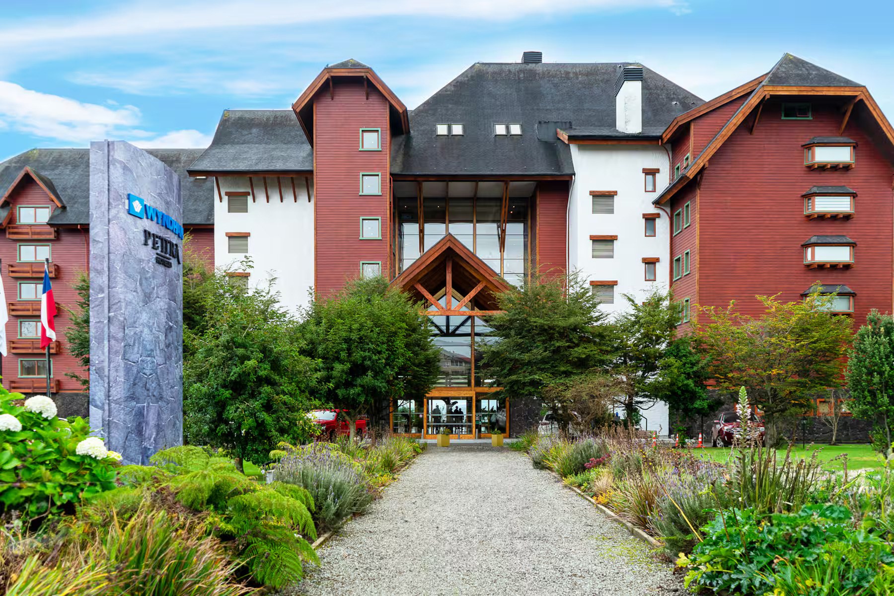 CL - Accommodatie - Hotel Wyndham Puerto Varas Pettra Hotel - Exterior.jpg