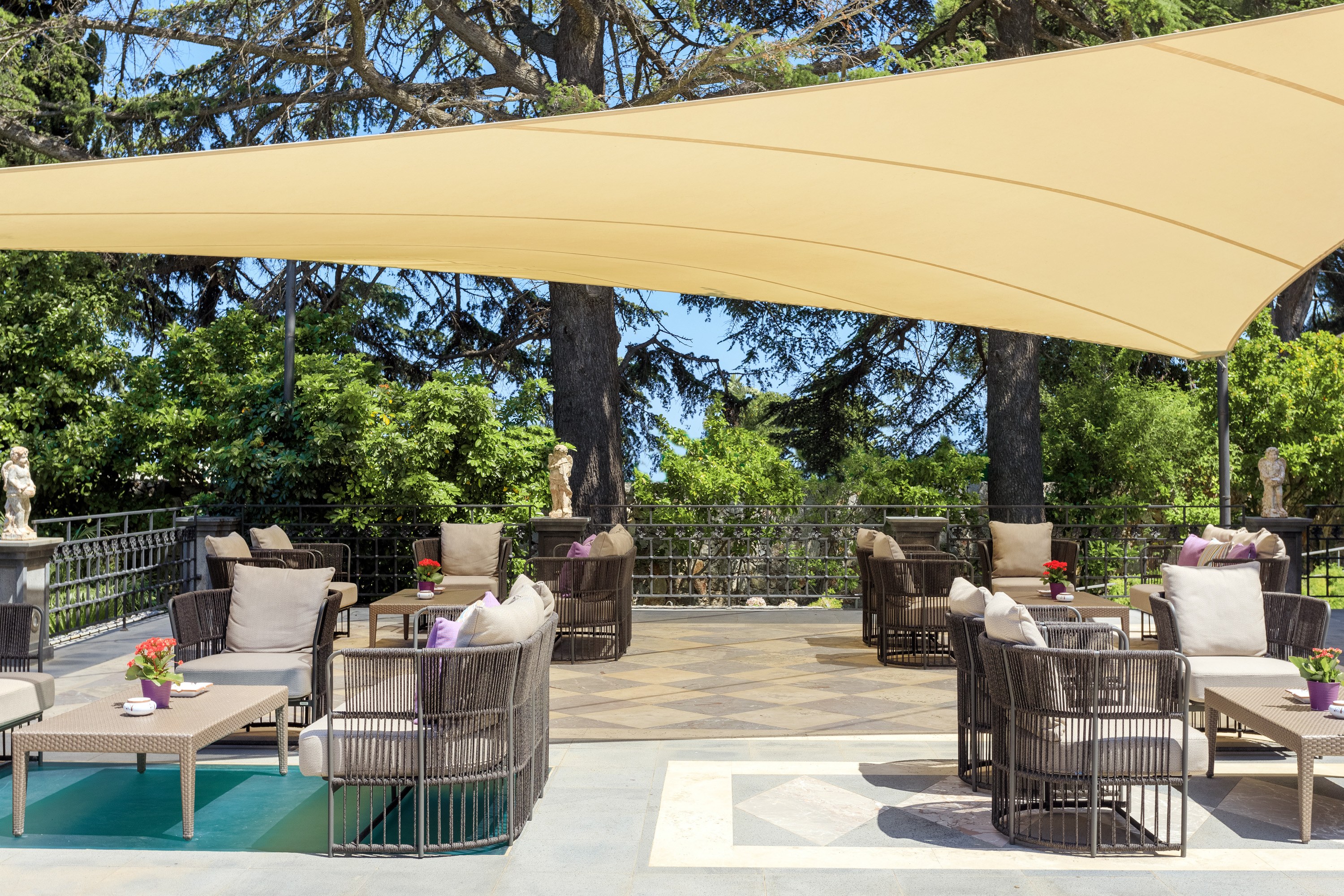 IT-Accommodatie-The Ashbee Hotel-pool lounge.jpg