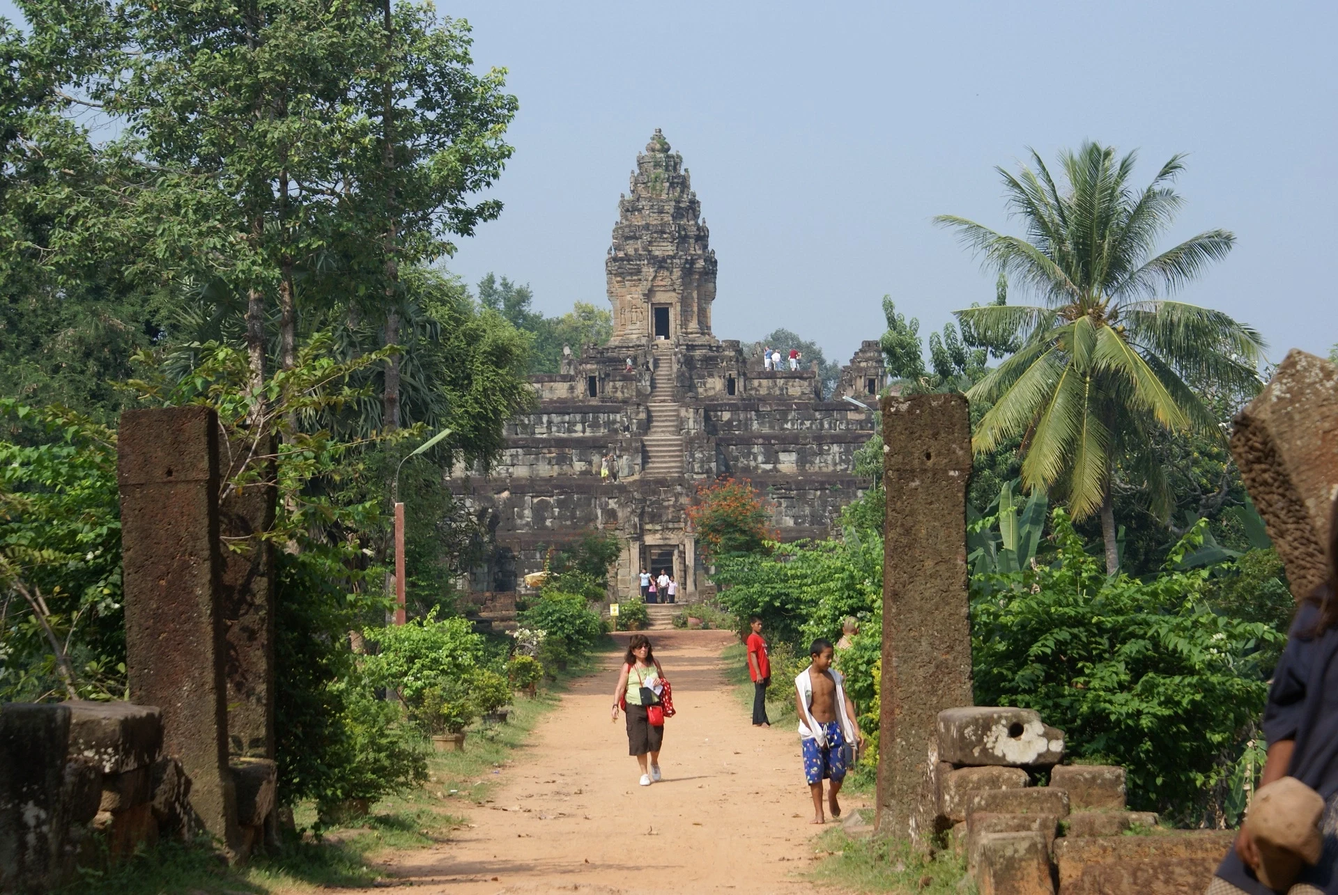 KH - Biking Rolous - Temple, people.webp