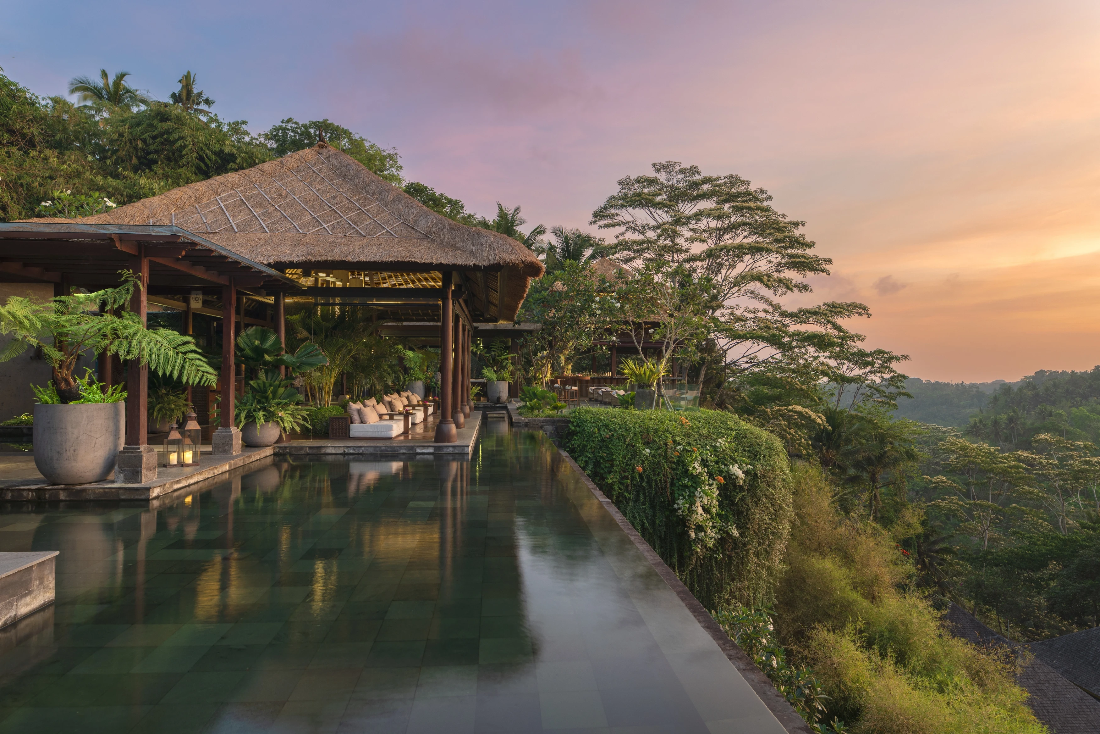 ID-Accommodatie-Mandapa-by-ritz-Carlton-Bar.webp