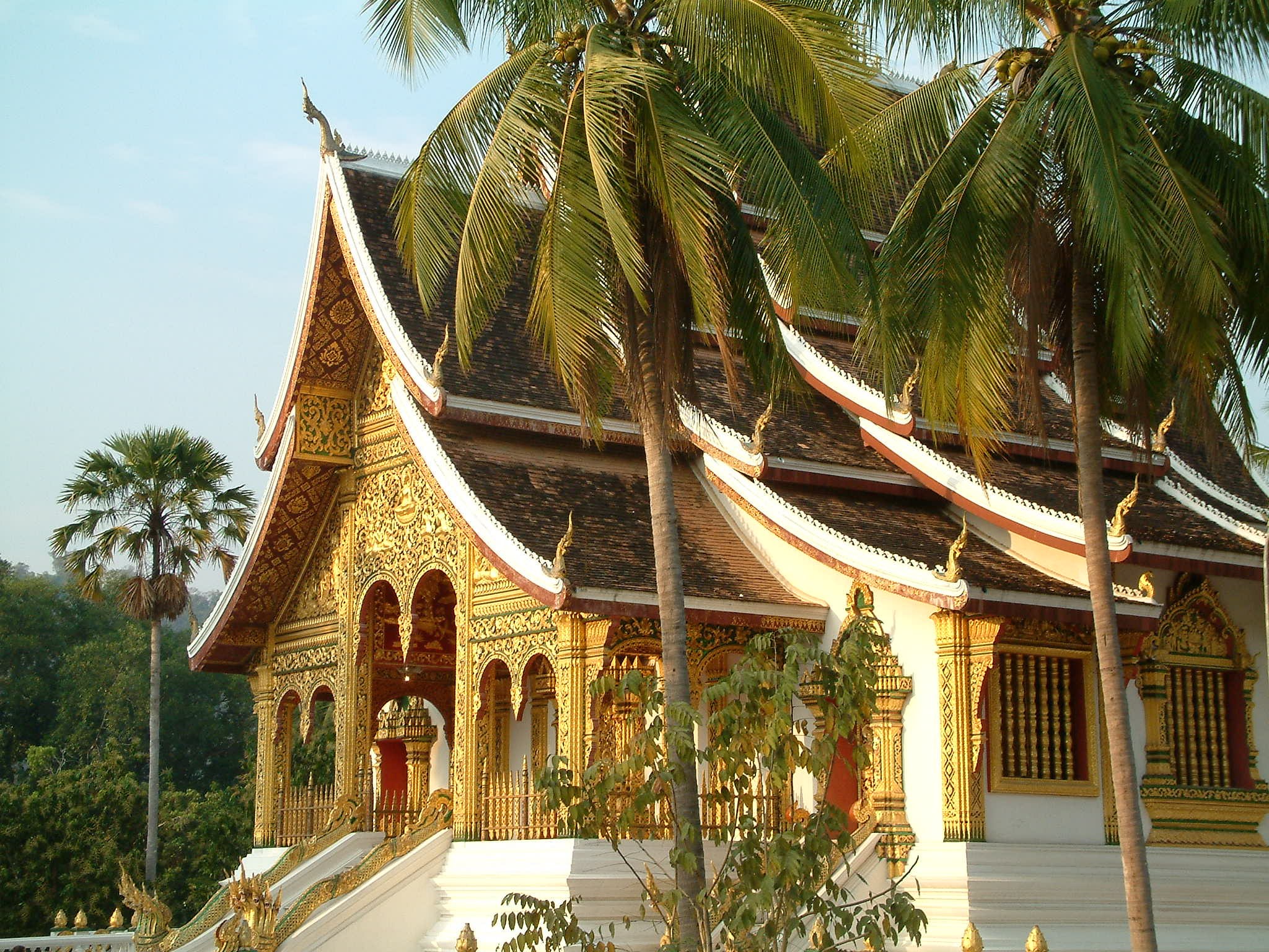 LA - Luang Prabang - Temple exterior.jpg