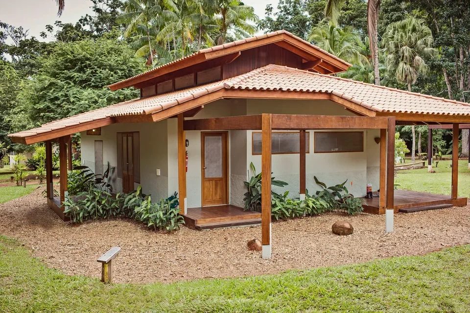 BR-Cristalino-Jungle-Lodge-exterior.webp