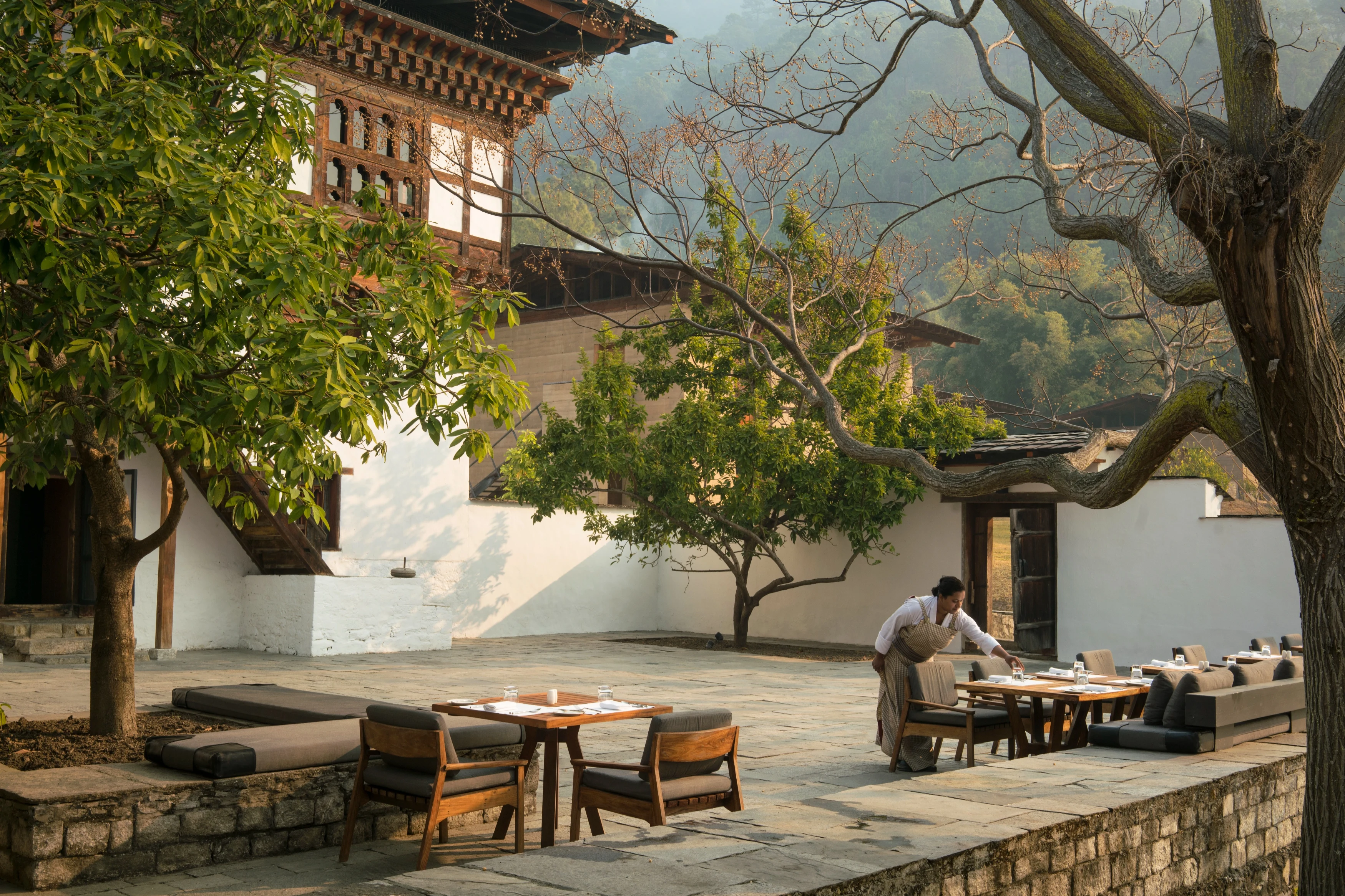BT-accommodatie-Amankora-Punakha-Dining-courtryard-eten-en-drinken (1).webp