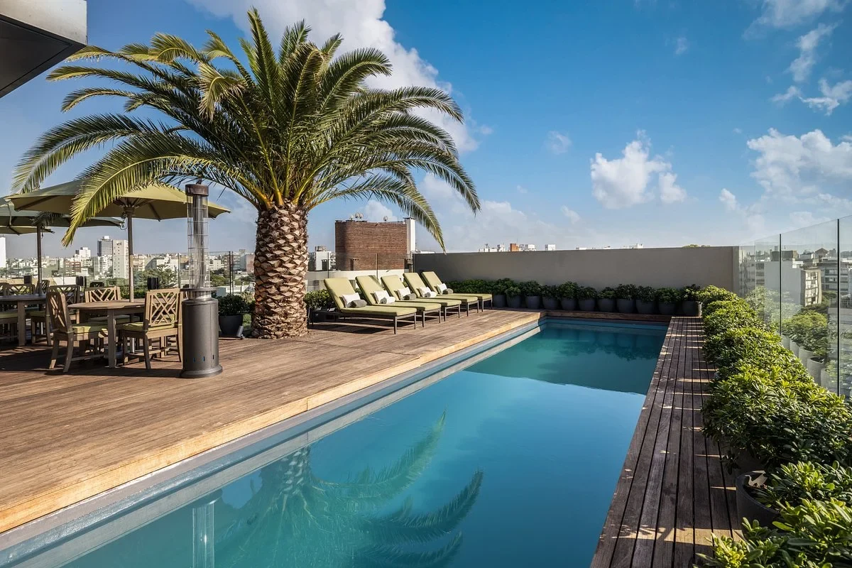 CL-Accommodatie-hotel-Montevideo-zwembad.webp