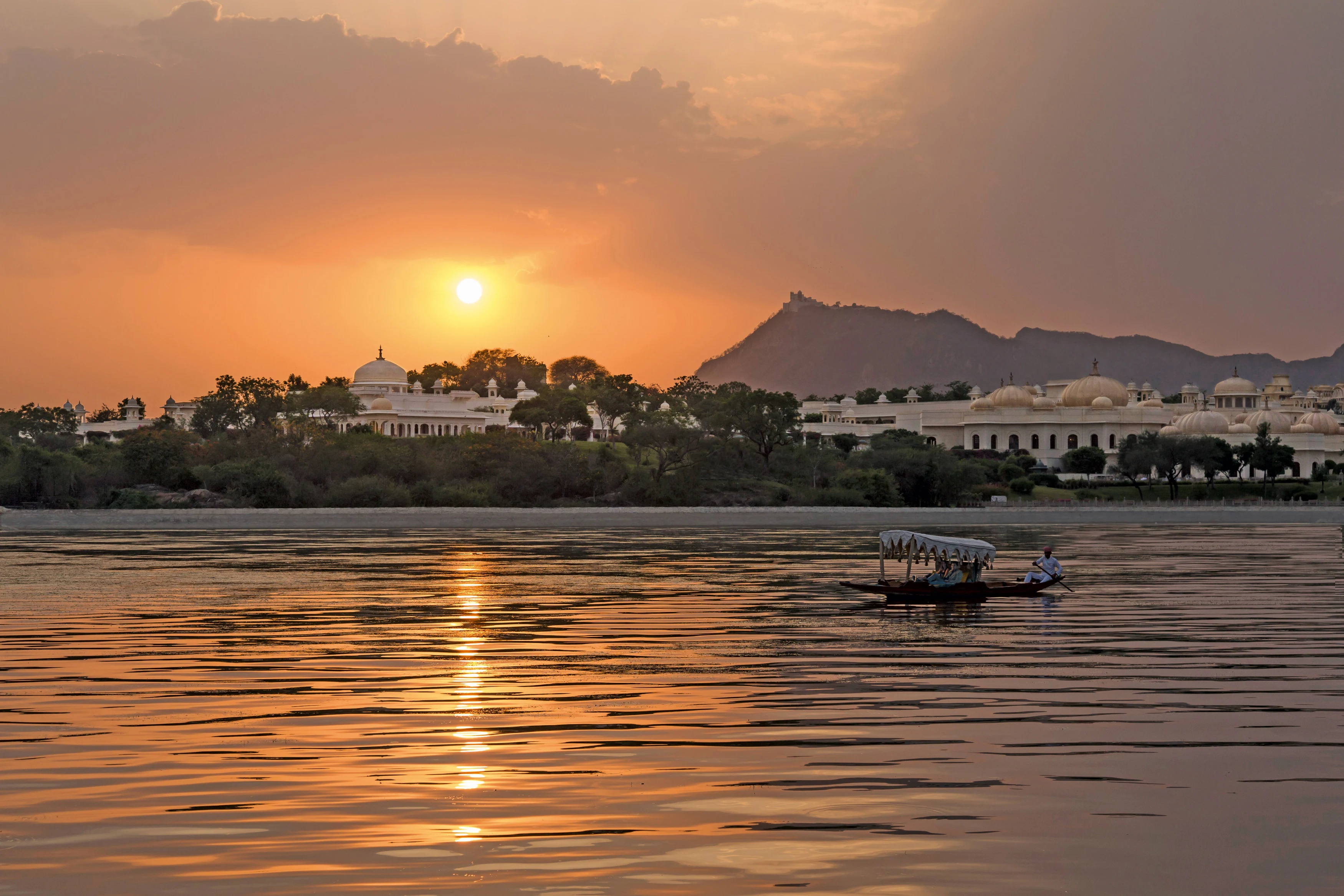 IN - The Oberoi Udaivilas - Boatride on lake Pichola-1.webp
