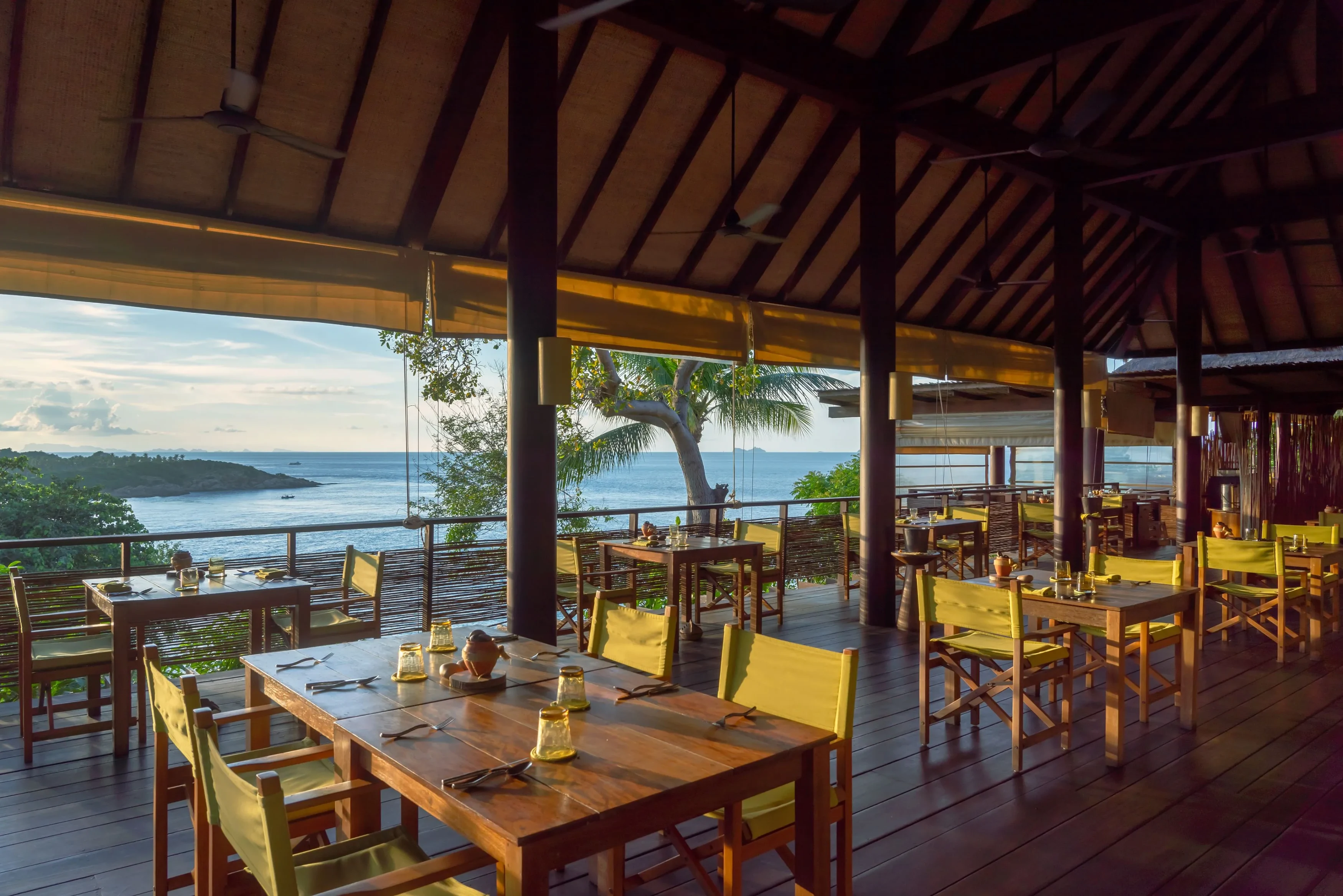 TH-Accommodatie-Six-Senses-Samui-Dining on the Hill Interior.webp