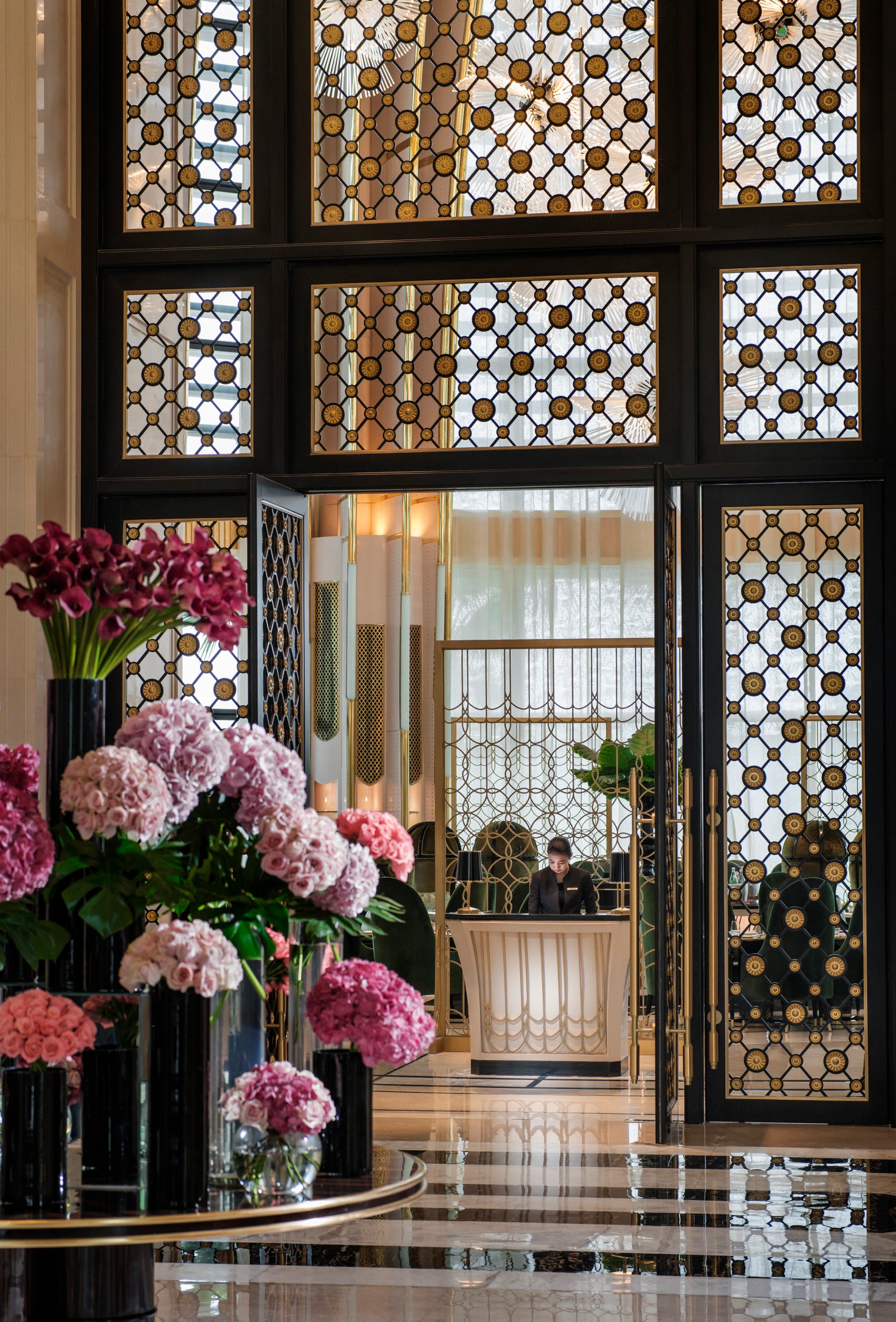 ID-Accommodatie-Four-Seasons-Jakarta-Lobby-Palm-Court-Entrance.webp