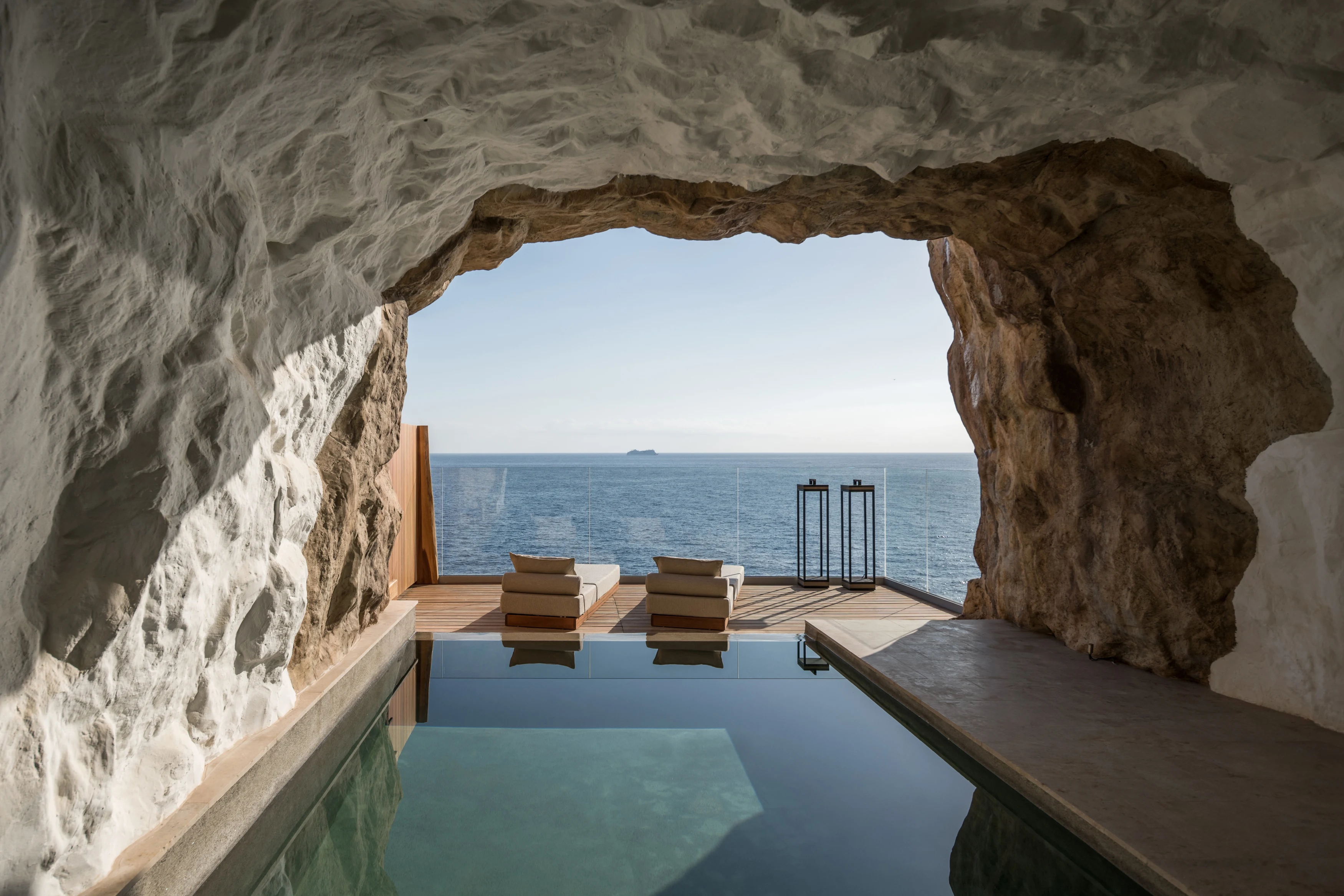 GR - Acro Suites - Cave suite pool.webp