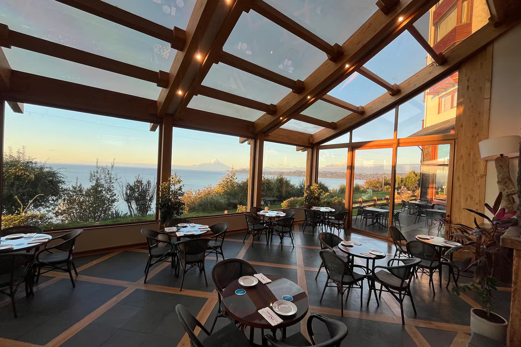 CL - Accommodatie - Hotel Wyndham Puerto Varas Pettra Hotel - Restaurant.jpg