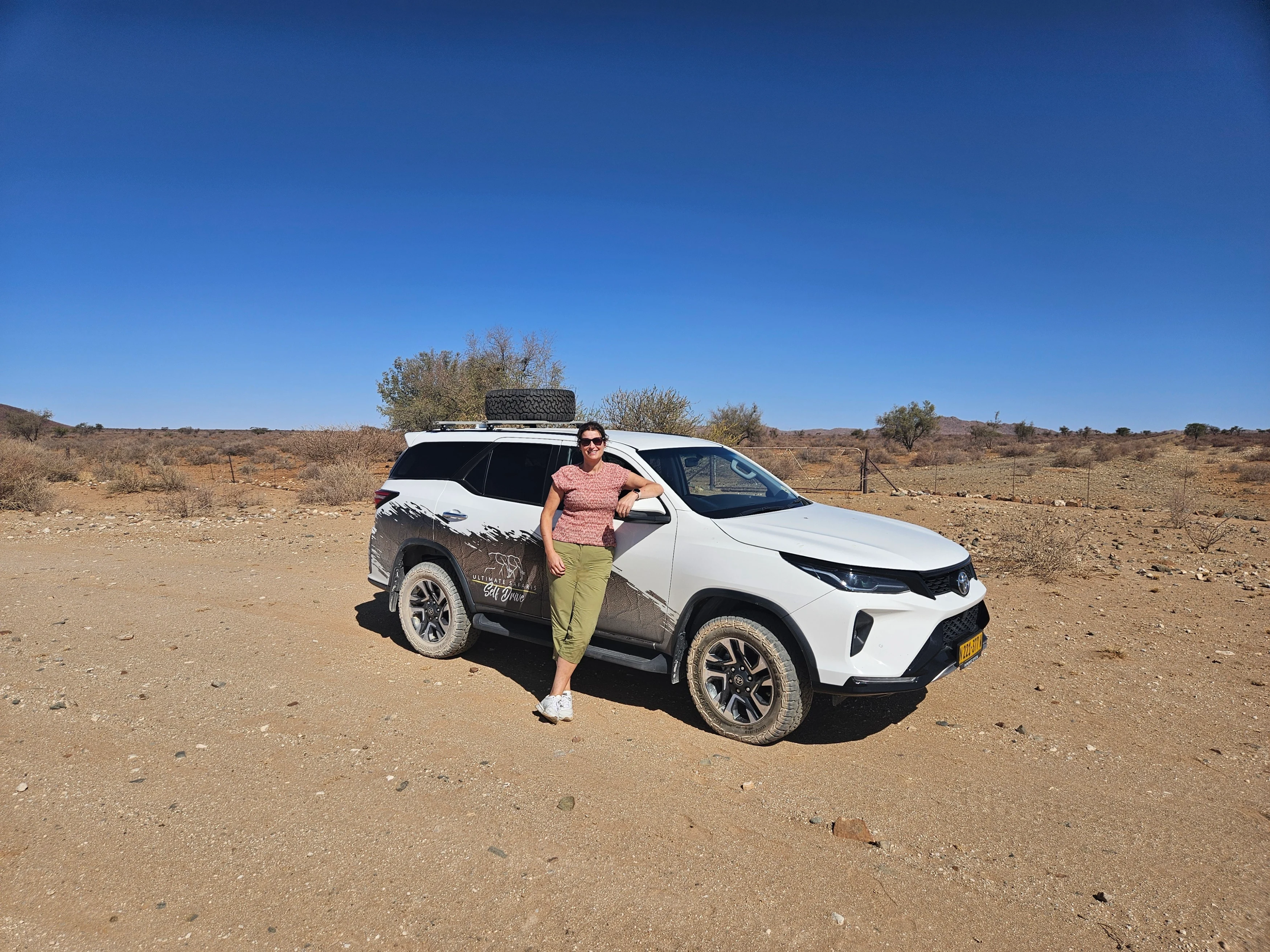 NA - Sheila met huurauto Namibië.webp