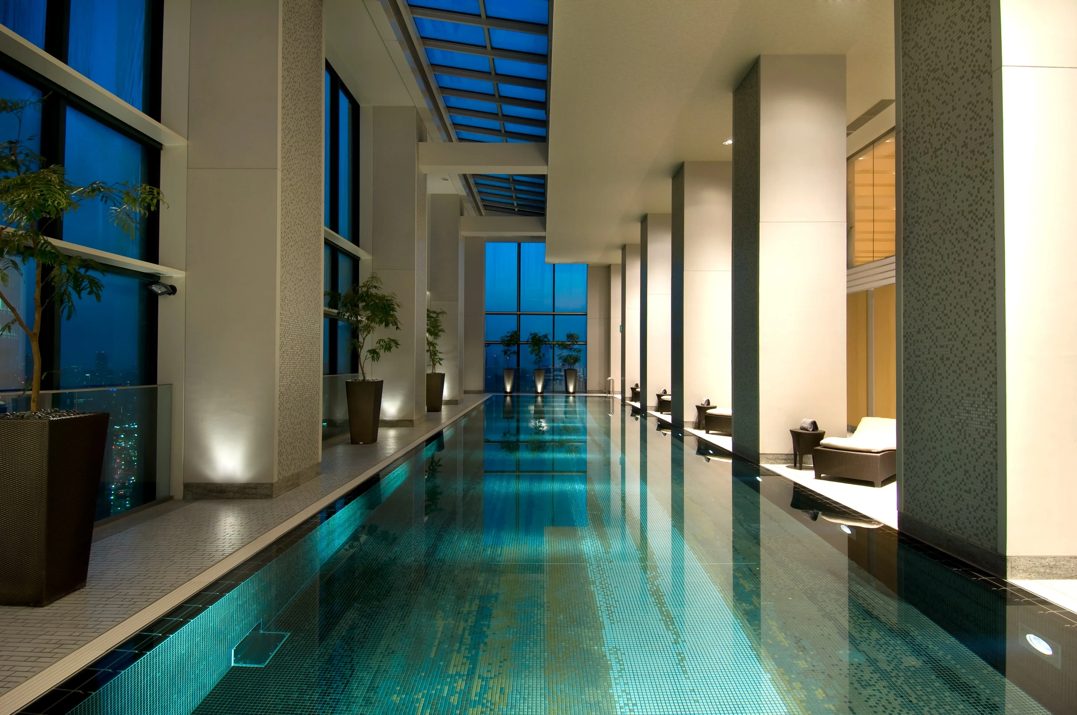 JP_-_Tokyo_Conrad_-_Pool.webp