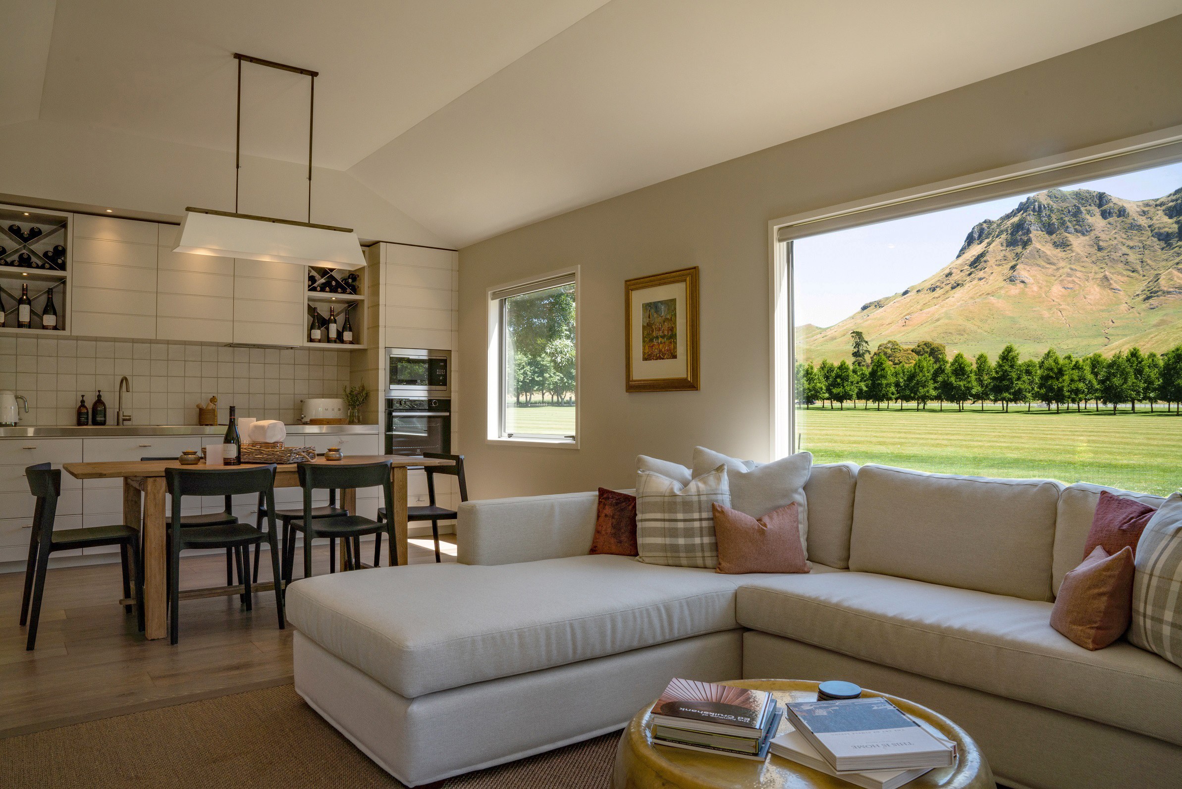 NZ-Accommodatie-Craggy-Range-Garden-Lodge-Livingroom-Kitchen.jpg