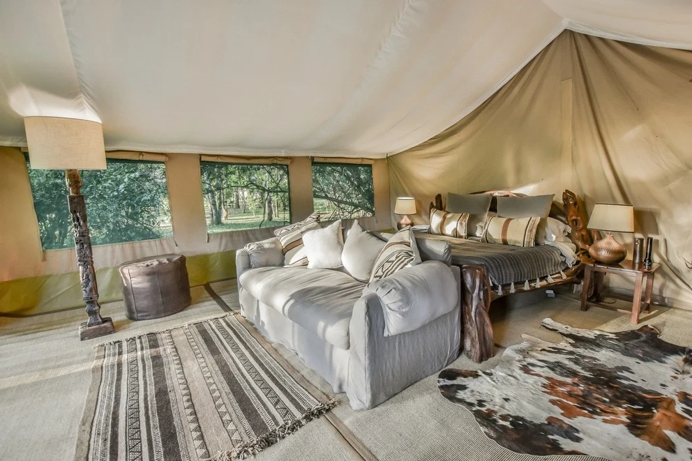 KE-Governors' Il Moran - interior-tent.webp