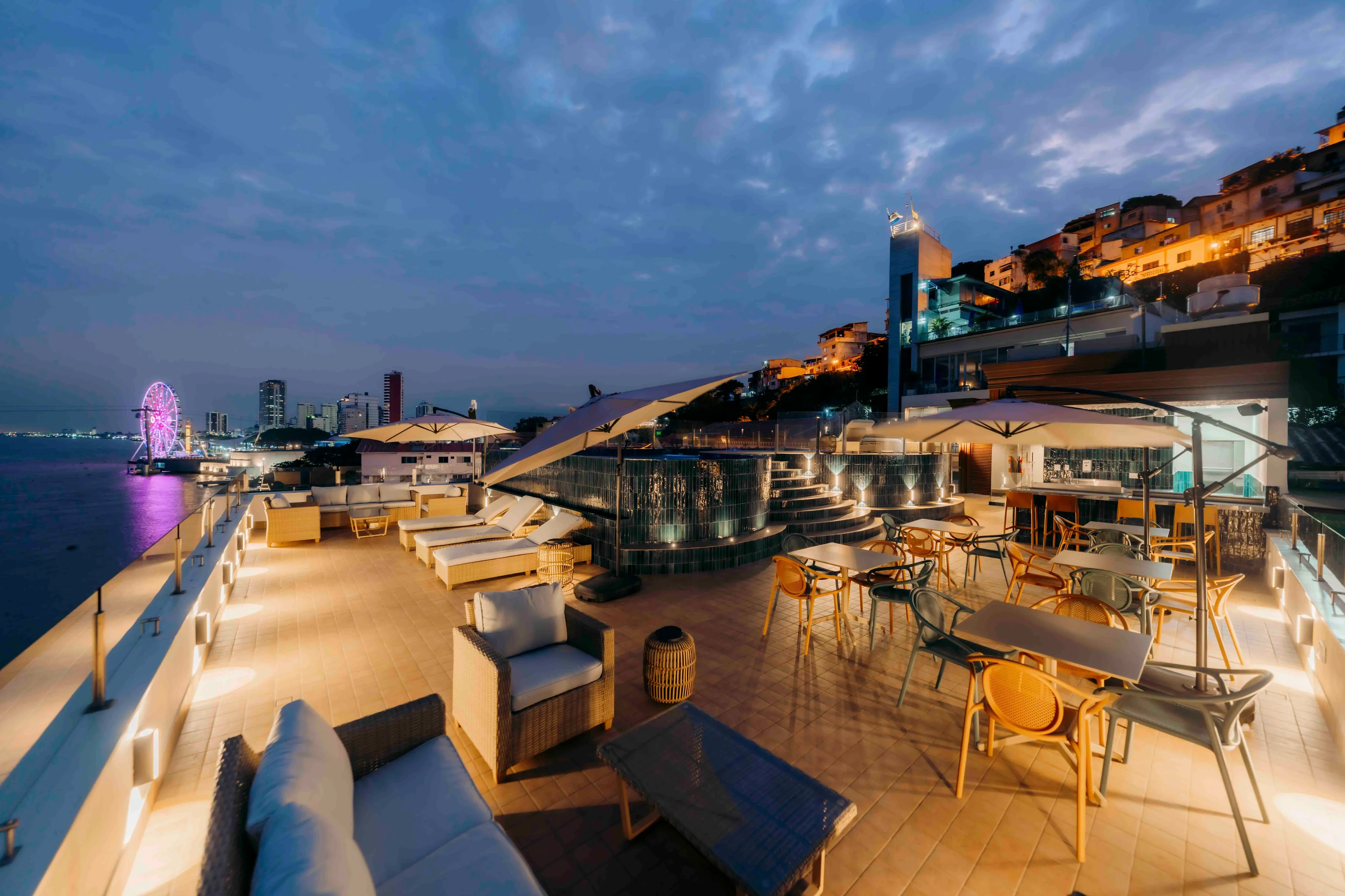 HOTEL RÍO GUAYAS WHEEL VIEW POOL AREA.webp