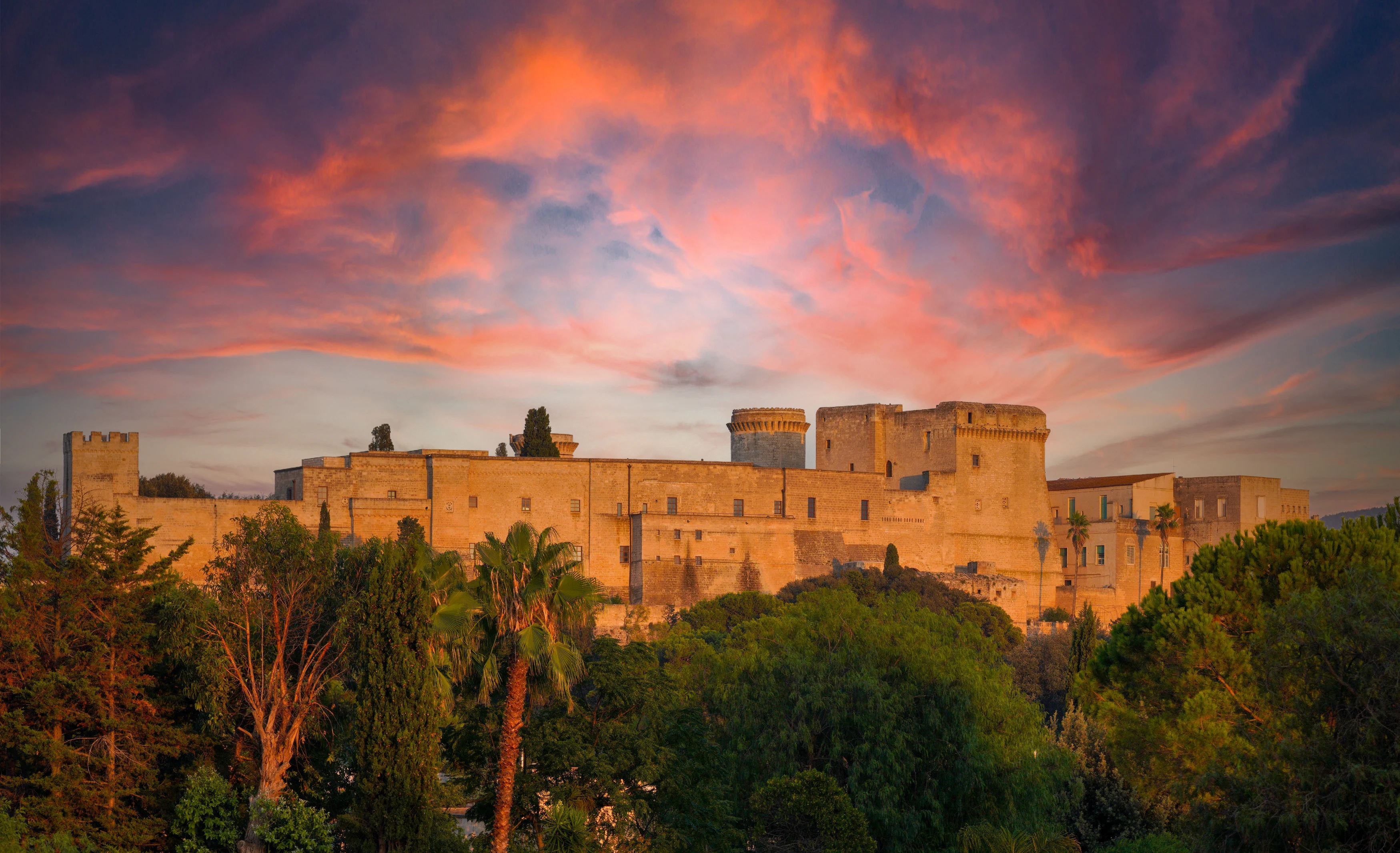 Castello_di_Oria_al_Tramonto.webp