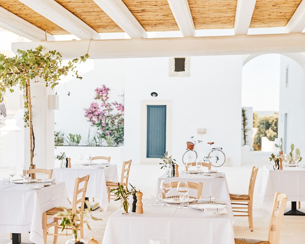 IT-Accommodatie-Calderisi-diner tables.jpg