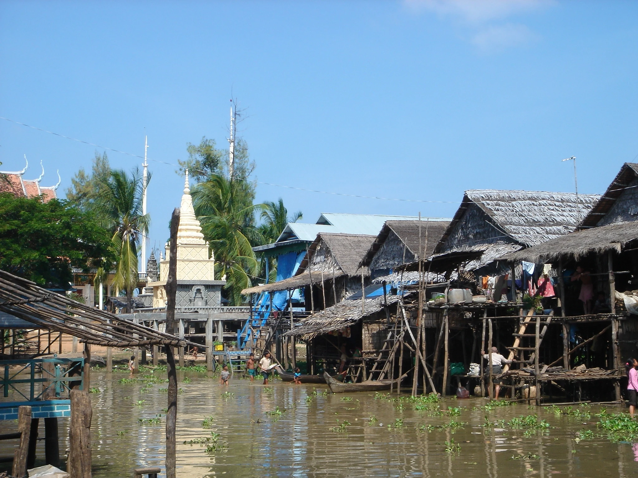 KH - Biking Rolous - Kampong Phluck, in the village.webp