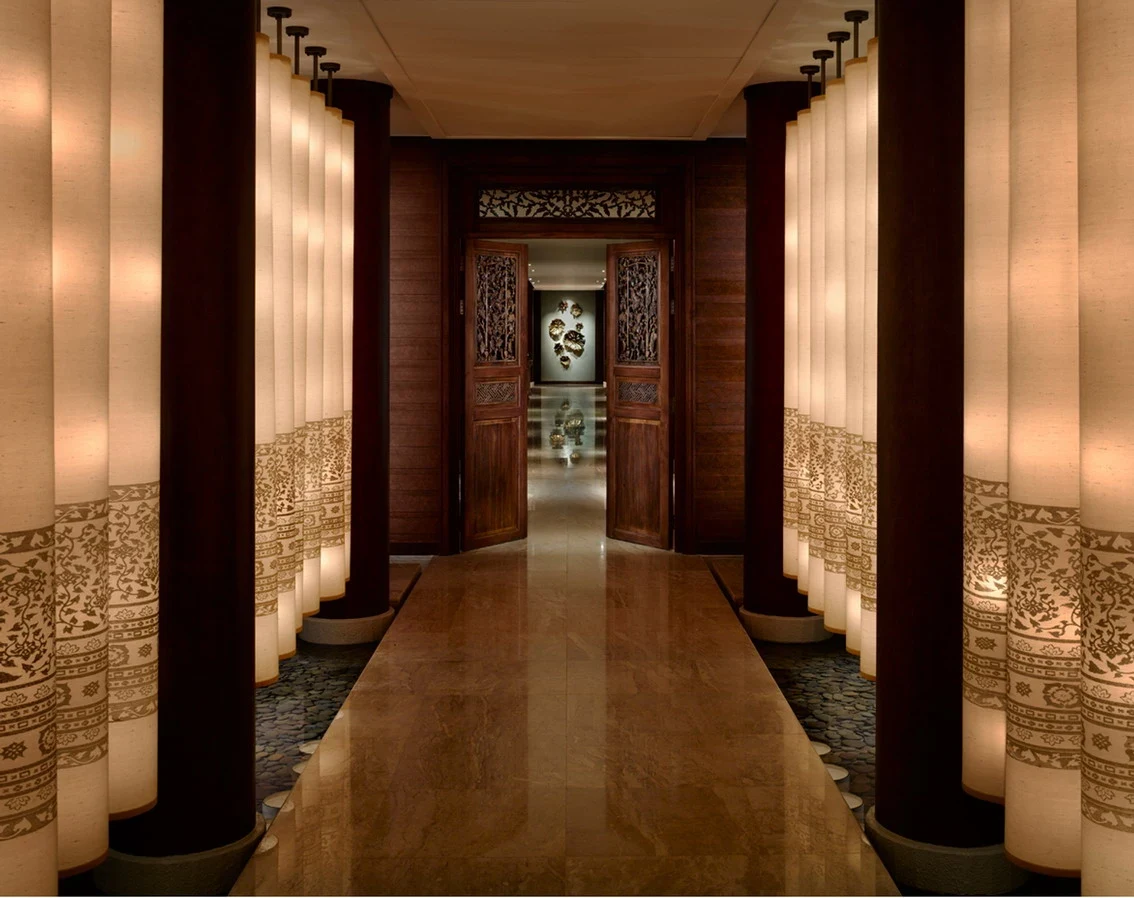 TH - The Peninsula Bangkok - Lantern Corridor.webp