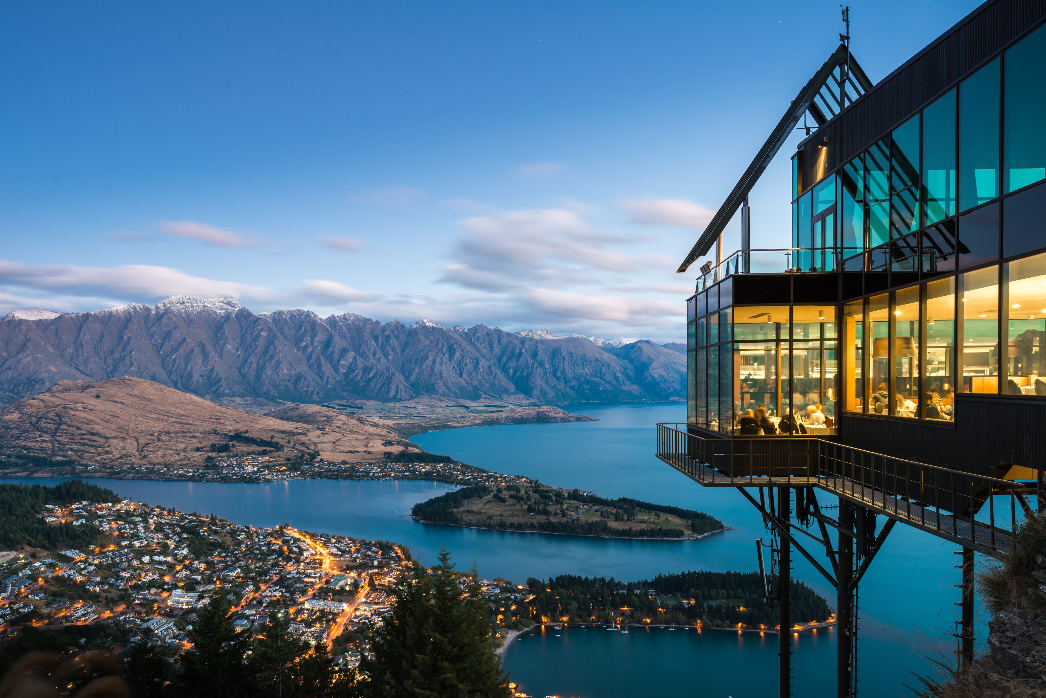 NZ-Queenstown-Dineren-Shutterstock.jpg