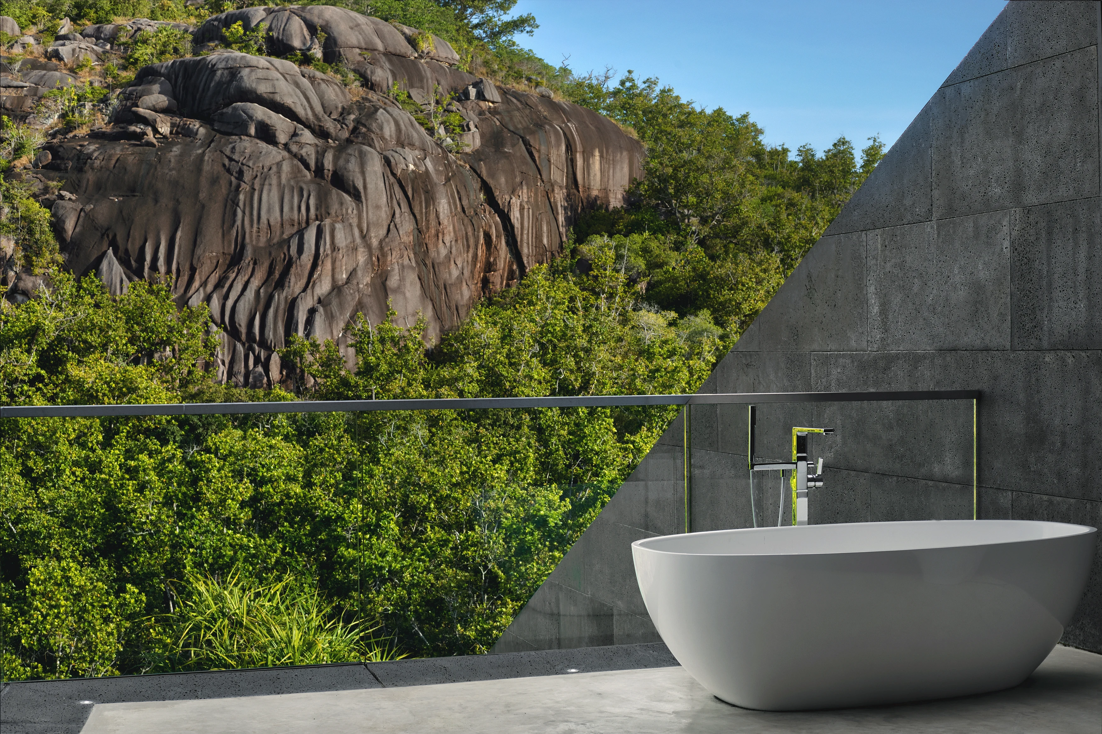 SC-accommodatie-Six-Senses-Zil-Pasyon-Guest-Room-Balcony-Bath.webp