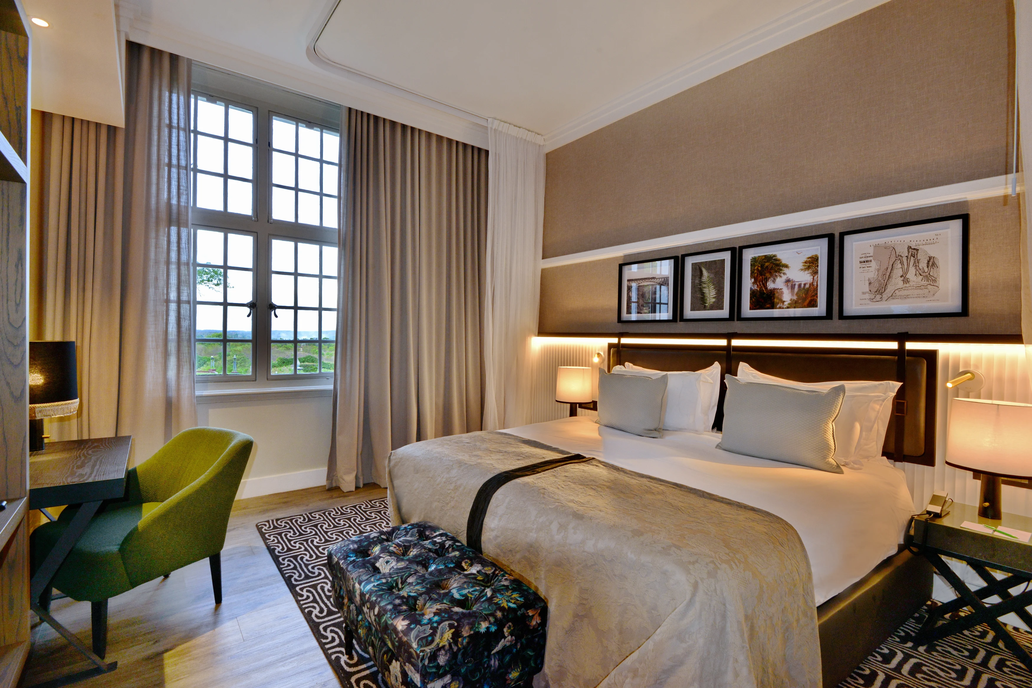 ZW-accommodatie-The-Victoria-Falls-Hotel-slapen-deluxe-suite (2).webp