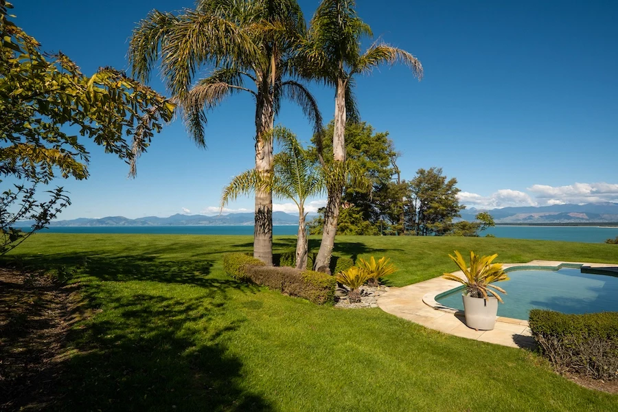 NZ-Accommodatie-Clifftops-Retreat-garden.webp