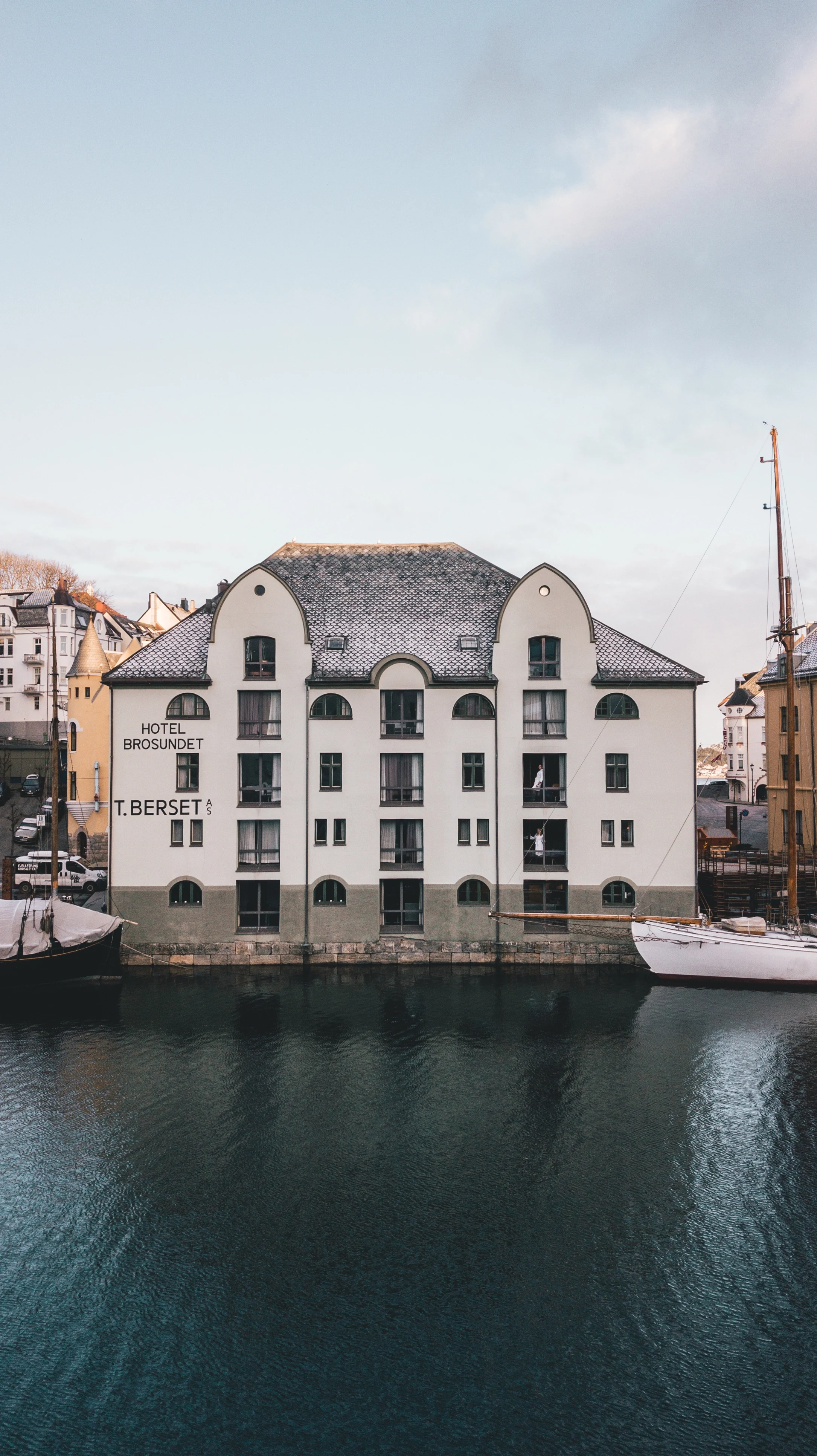 NO - Hotel Brosundet - Outside View (1) (1).webp