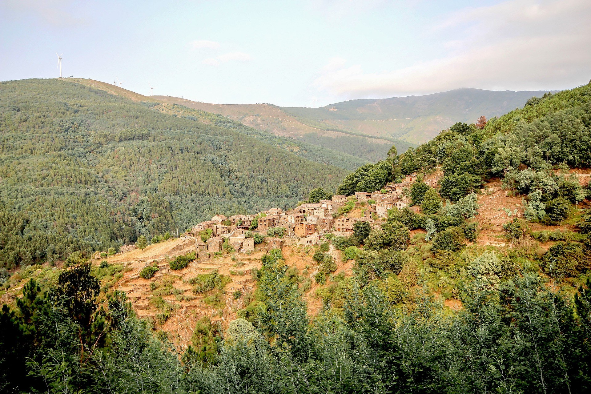 PT - Binnenland - Bergdorpje (pixabay).jpg
