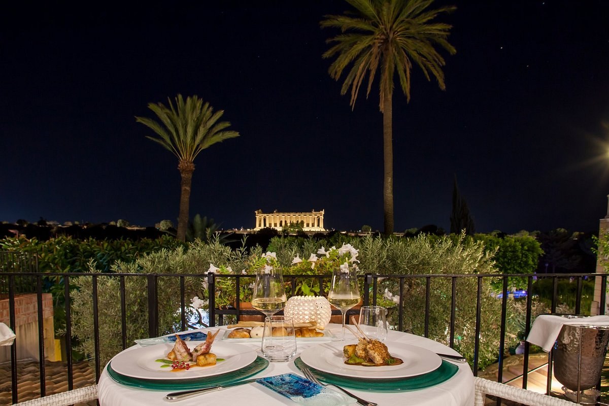 IT - Accommodatie - Hotel Villa Athena - Balcony dinner at night.jpg