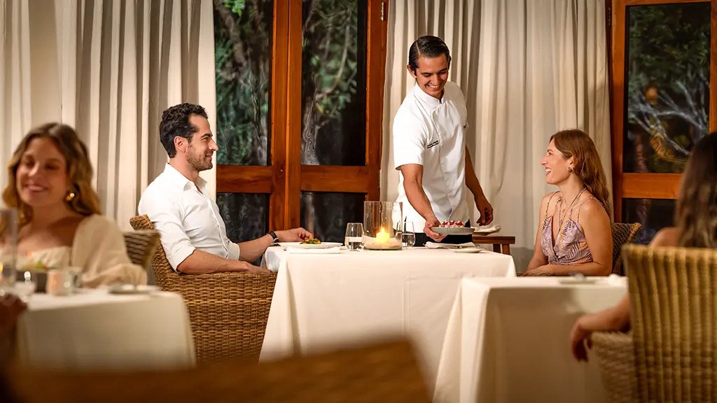 EC - Accommodatie - Finch Bay - Restaurant.jpg