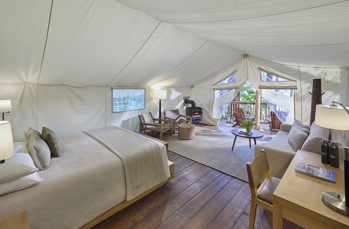 CA-accomodatie - Clayoqout Wilderness Lodge rainforest deluxe - slapen - tent.jpg