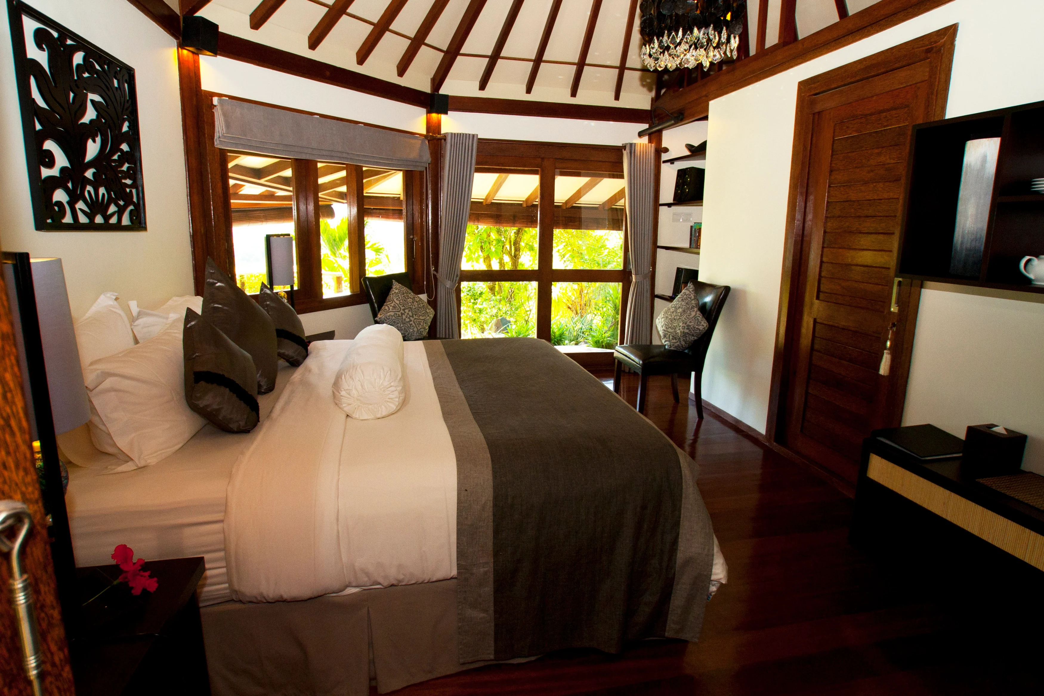 ID - Sempiak Villas - 3. kruing bedroom- see outside.webp