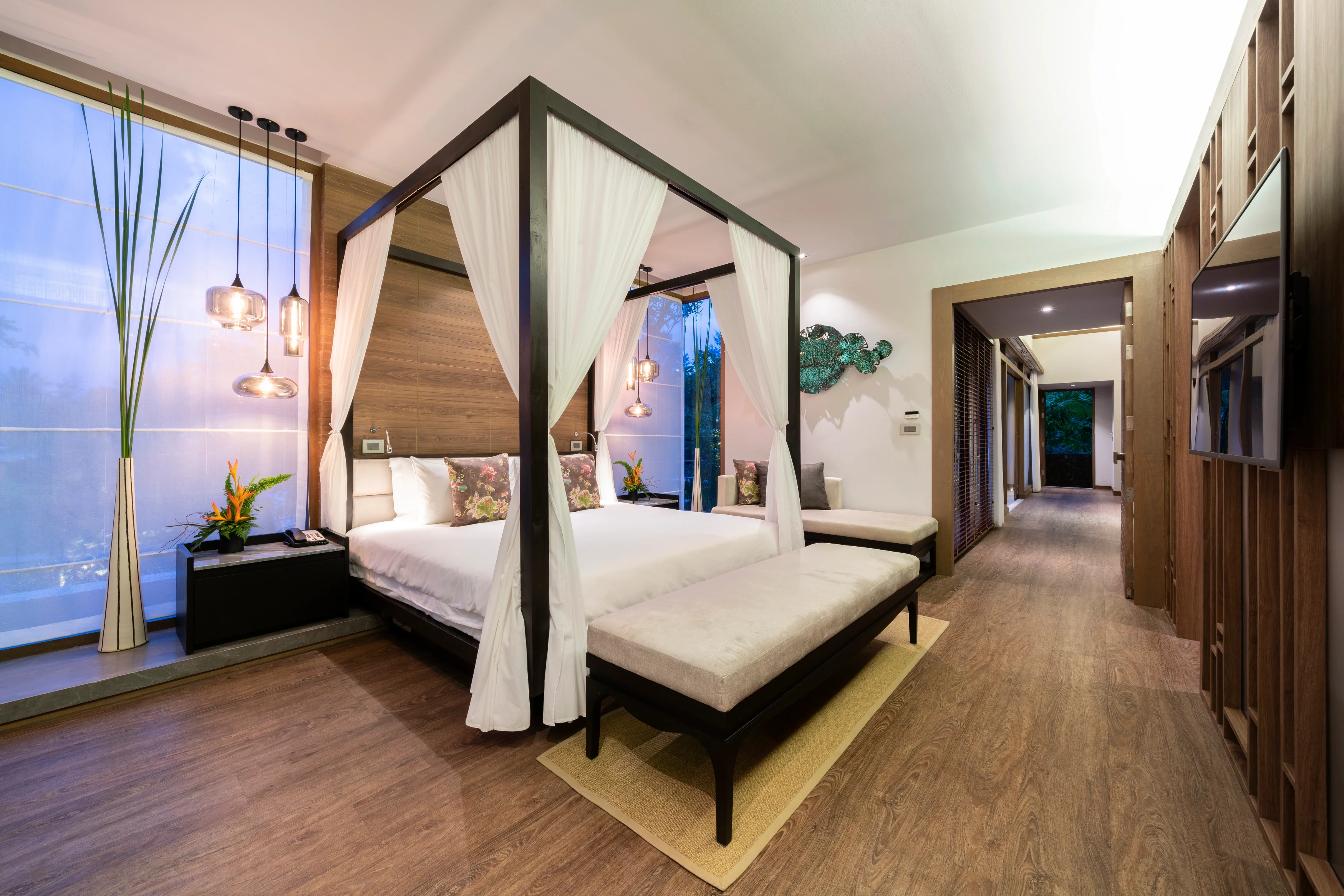 TH-accommodatie-the-Sarojin-jacuzzi pool suite bedroom.webp