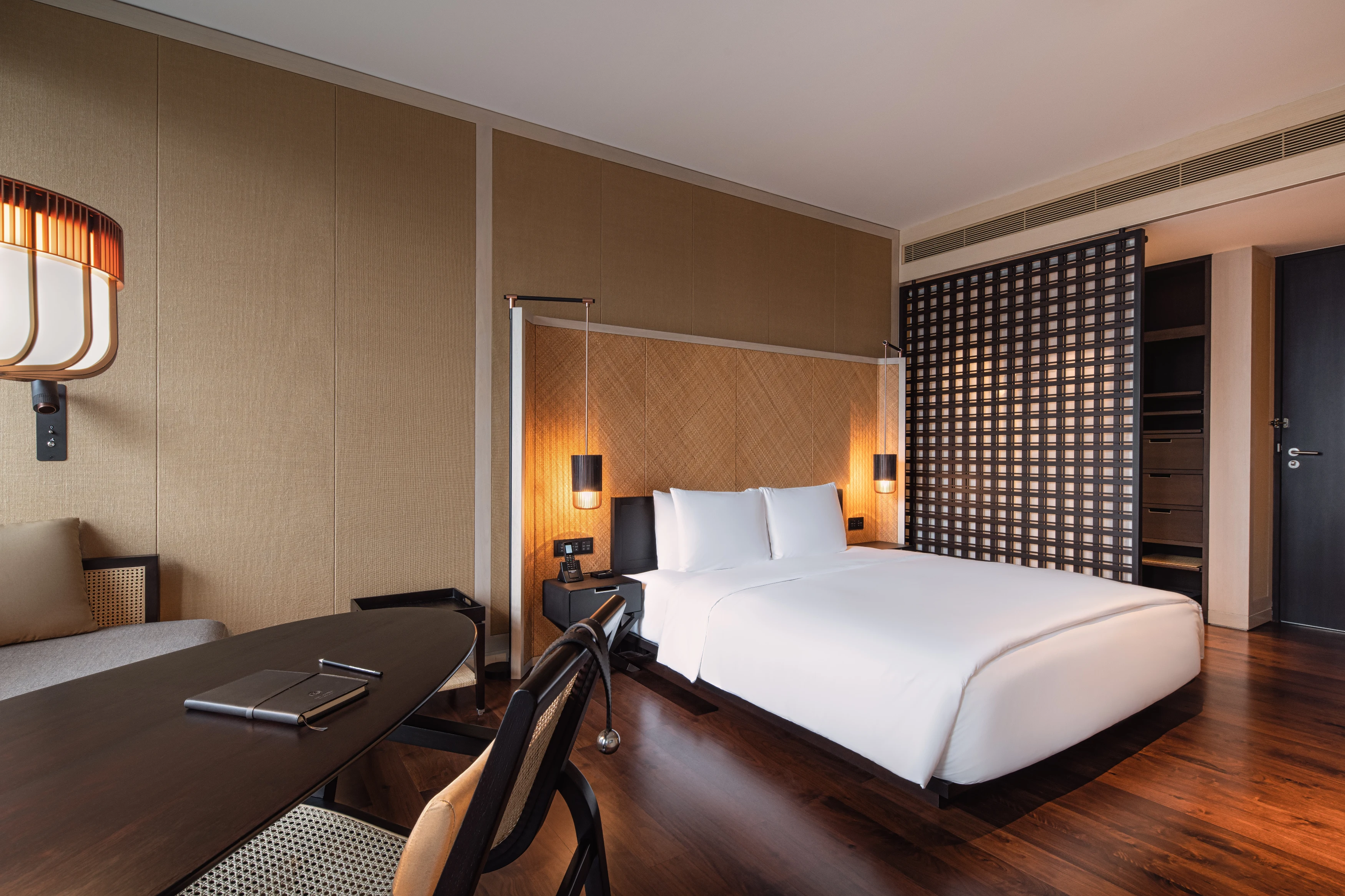 MY-Accommodatie-The RuMa-Grand Room with View from Window.webp