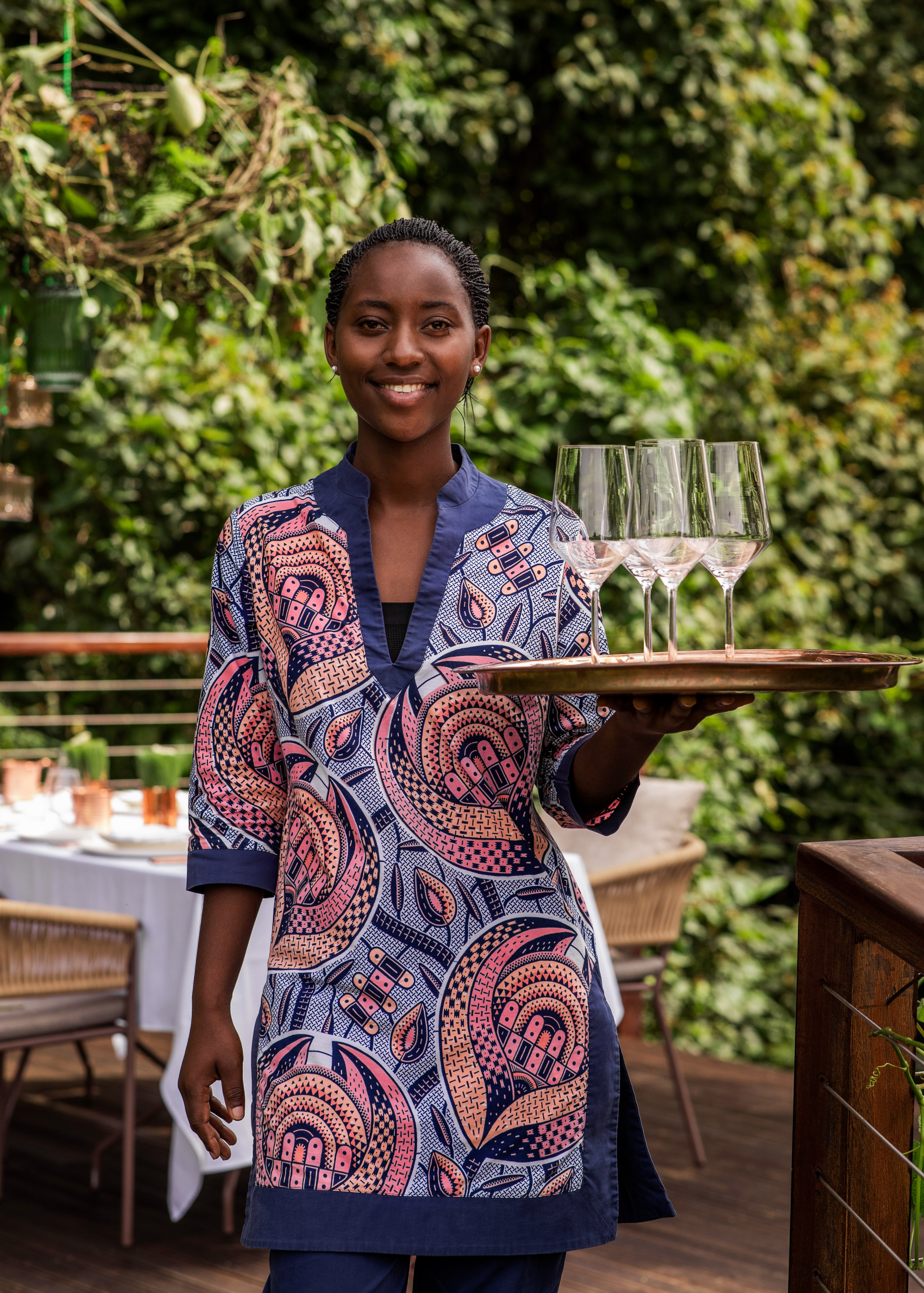 RW-Accommodatie-OandO-Nyungwe-House-Staff-Wine.jpg