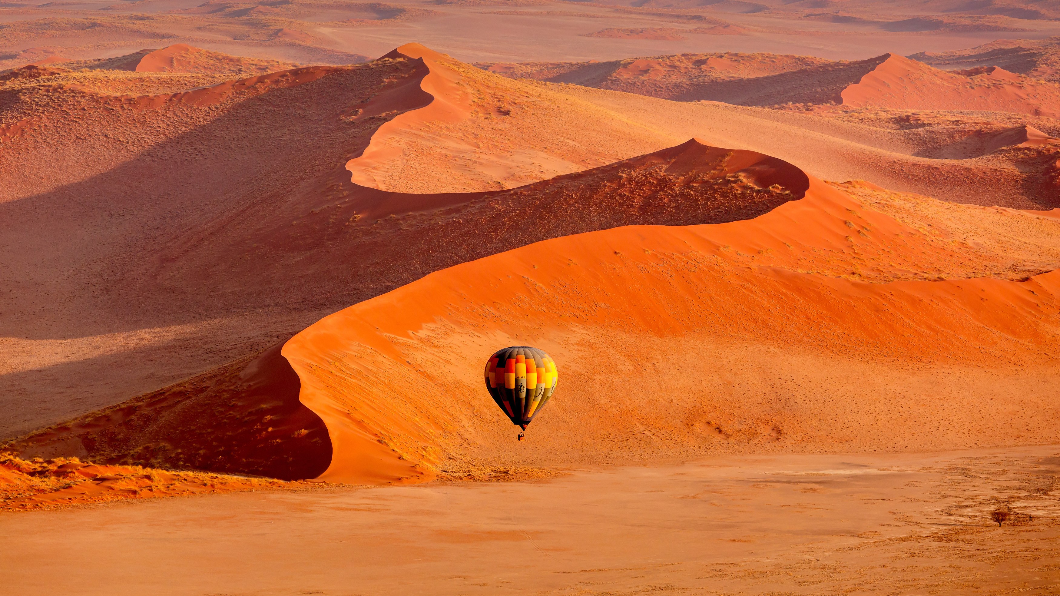 NA-Balloon over Sossusvlei - Shutterstock.jpg