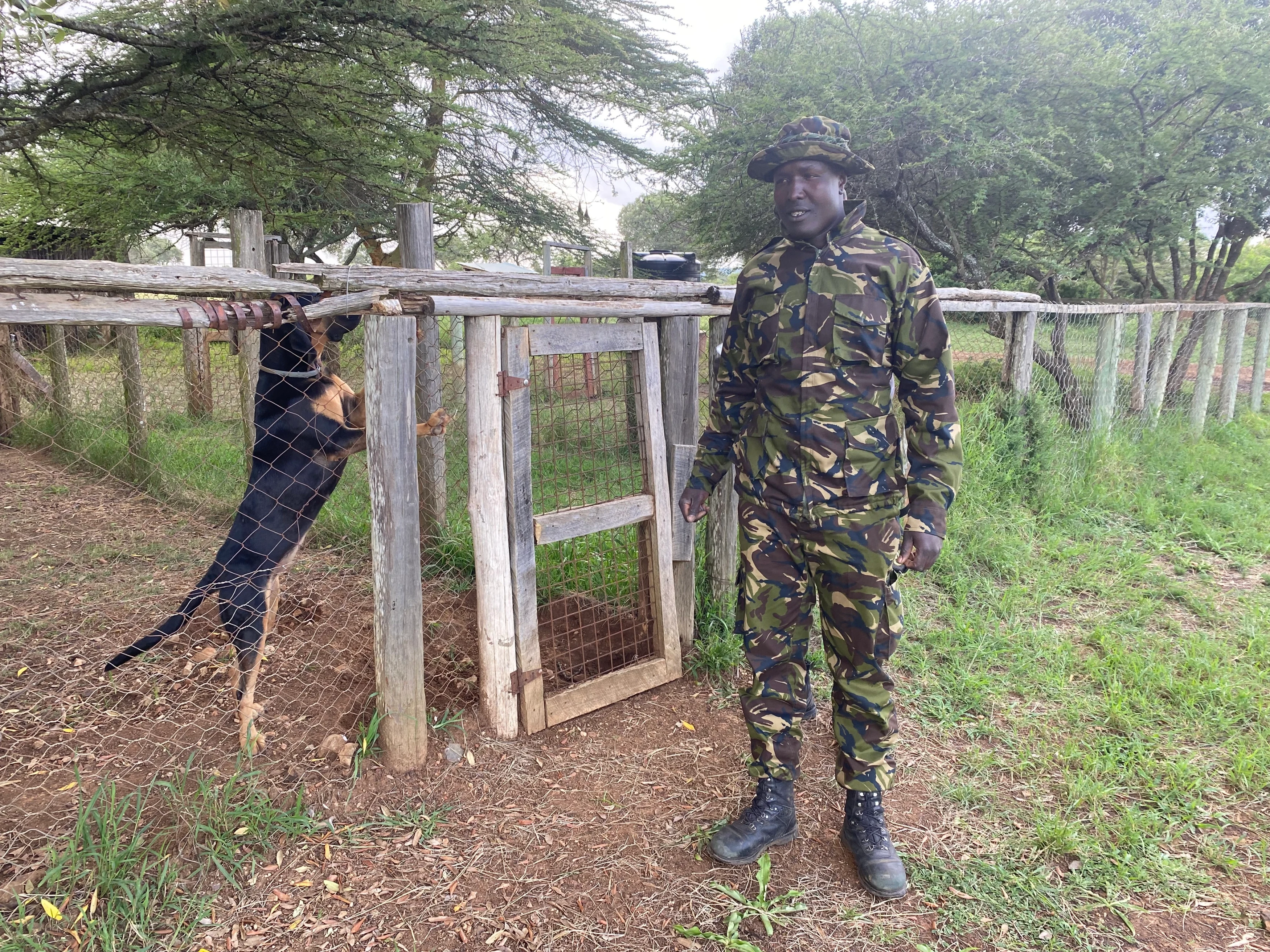 KE-Mugi Conservancy-Mugie House-Speurhond en ranger.webp
