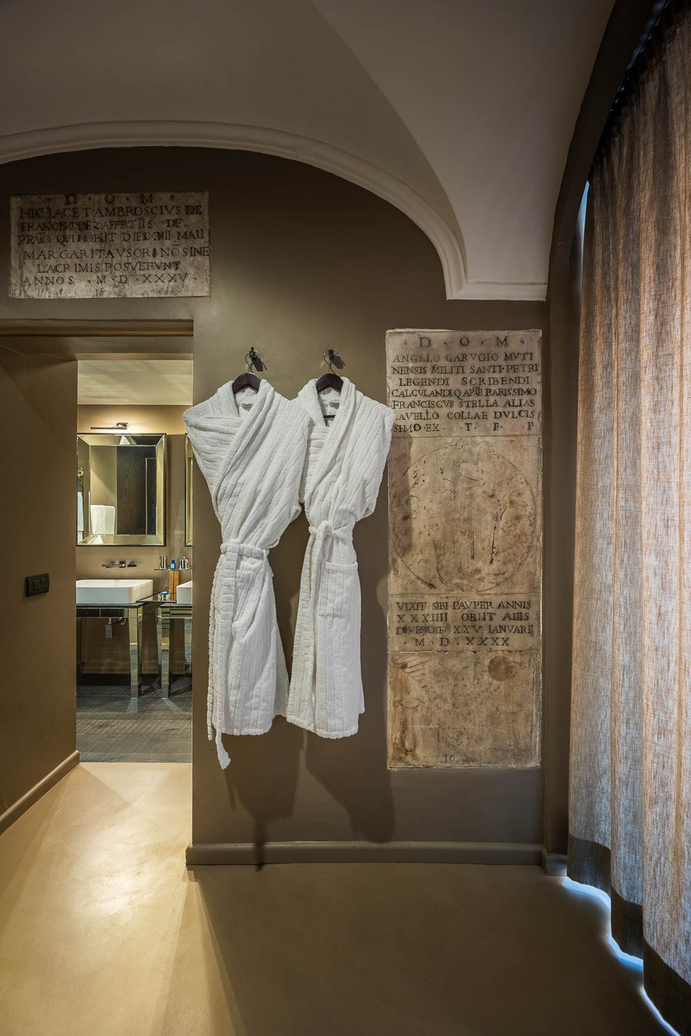 IT - accommodatie - DOM Hotel room wardrobes.jpg