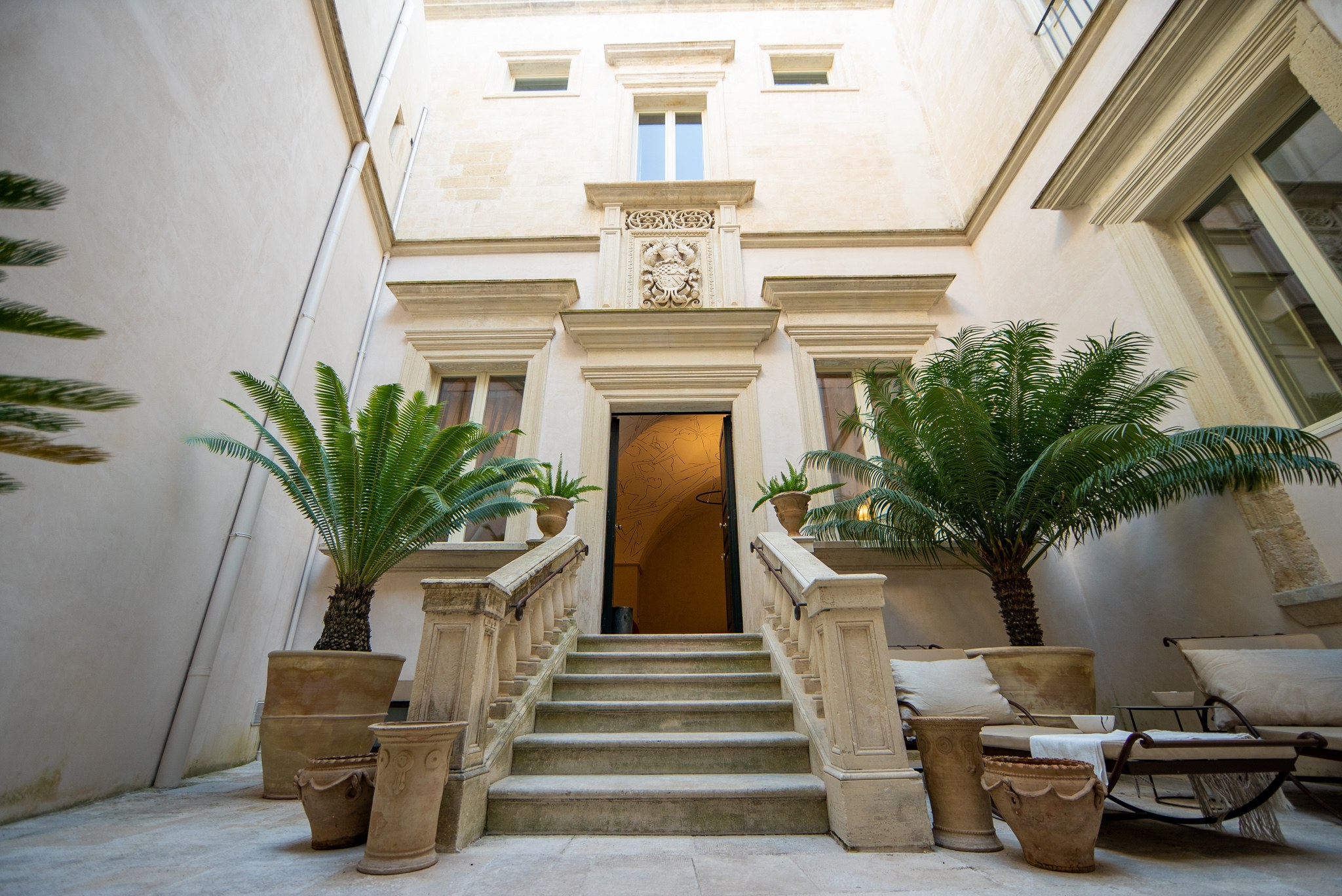 IT-Accommodatie-Palazzo Maresgallo-stairs entrance.jpg