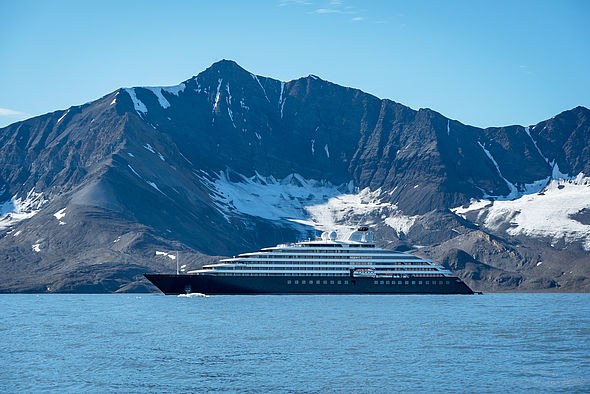 NO-Scenic-Eclipse-Noorse_fjorden_en_Arctic_Circle-SE_Scenic_Eclipse_St_Johnfjorden.jpg