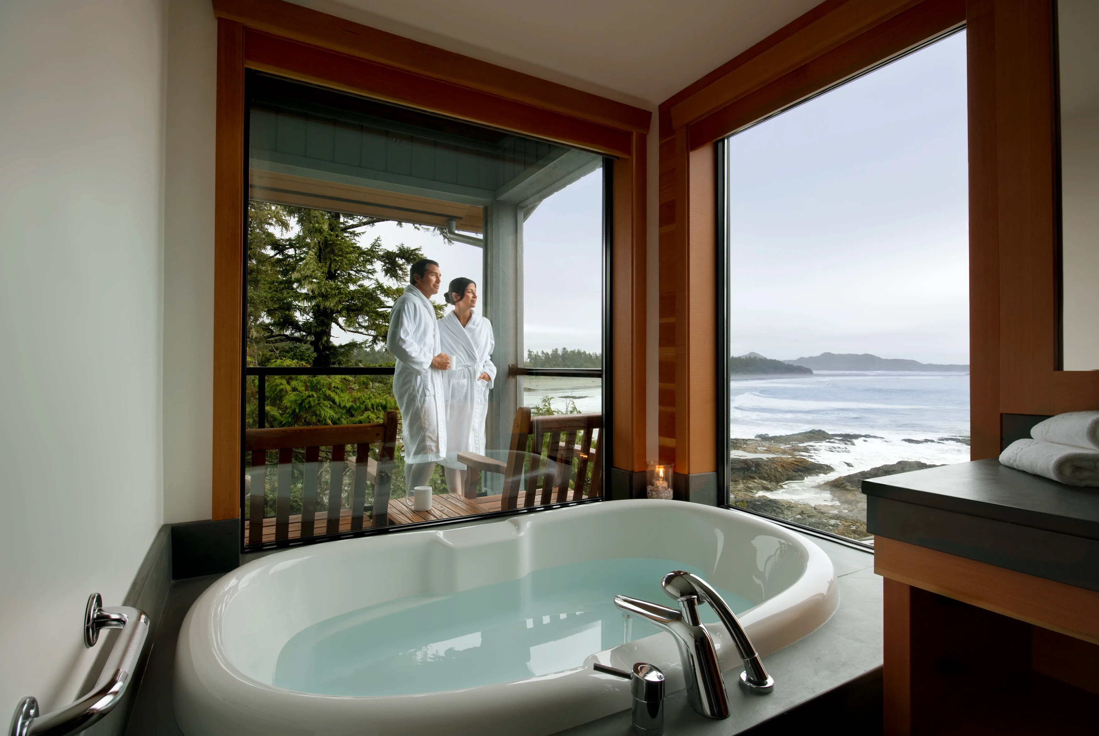 CA-The-Wickaninnish-Inn-Premiere Double Soaker Anthony Redpath.webp